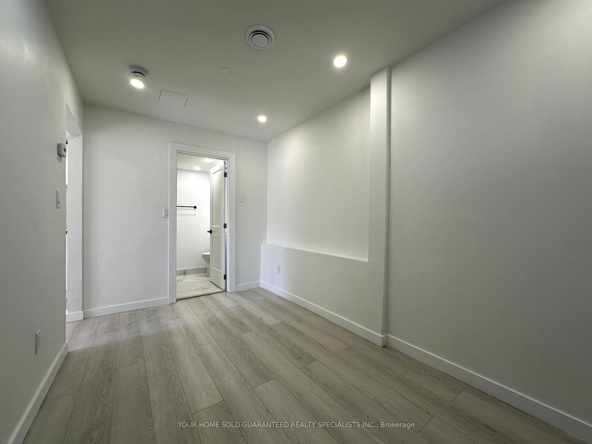 Photo 4 of Unit 4, 90 Wellington Street E, Aurora, Aurora Village — HOMEH