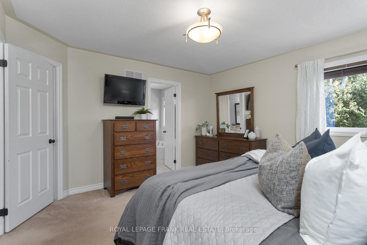 Photo 20 of 41 Sleeman Square, Clarington, Courtice — HOMEH