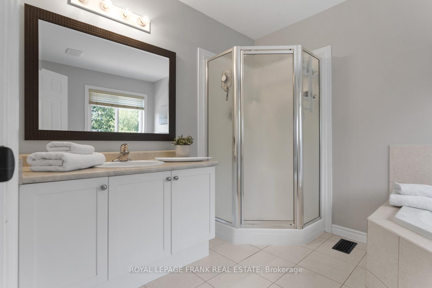 Photo 21 of 41 Sleeman Square, Clarington, Courtice — HOMEH