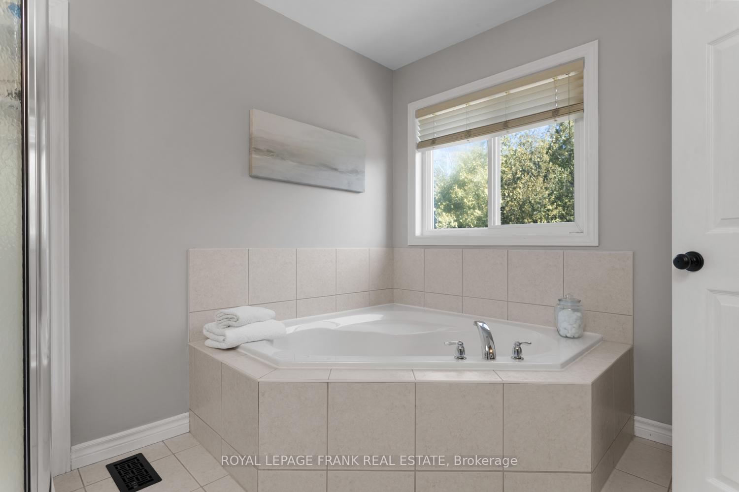 Photo 22 of 41 Sleeman Square, Clarington, Courtice — HOMEH