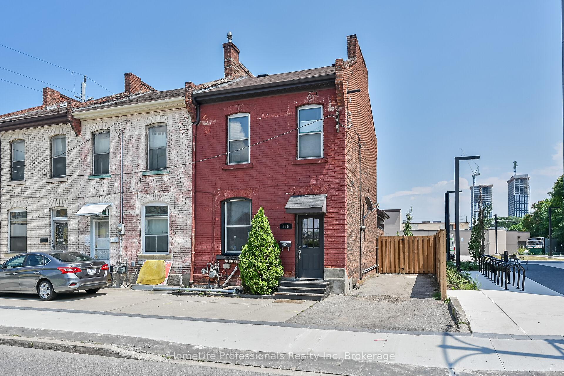 Front of 116 Bay Street N