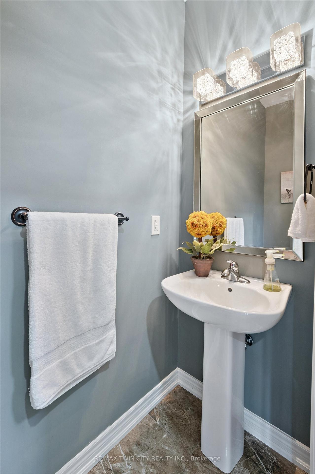 Photo 10 of 79 Padua Crescent, Hamilton, Lakeshore — HOMEH