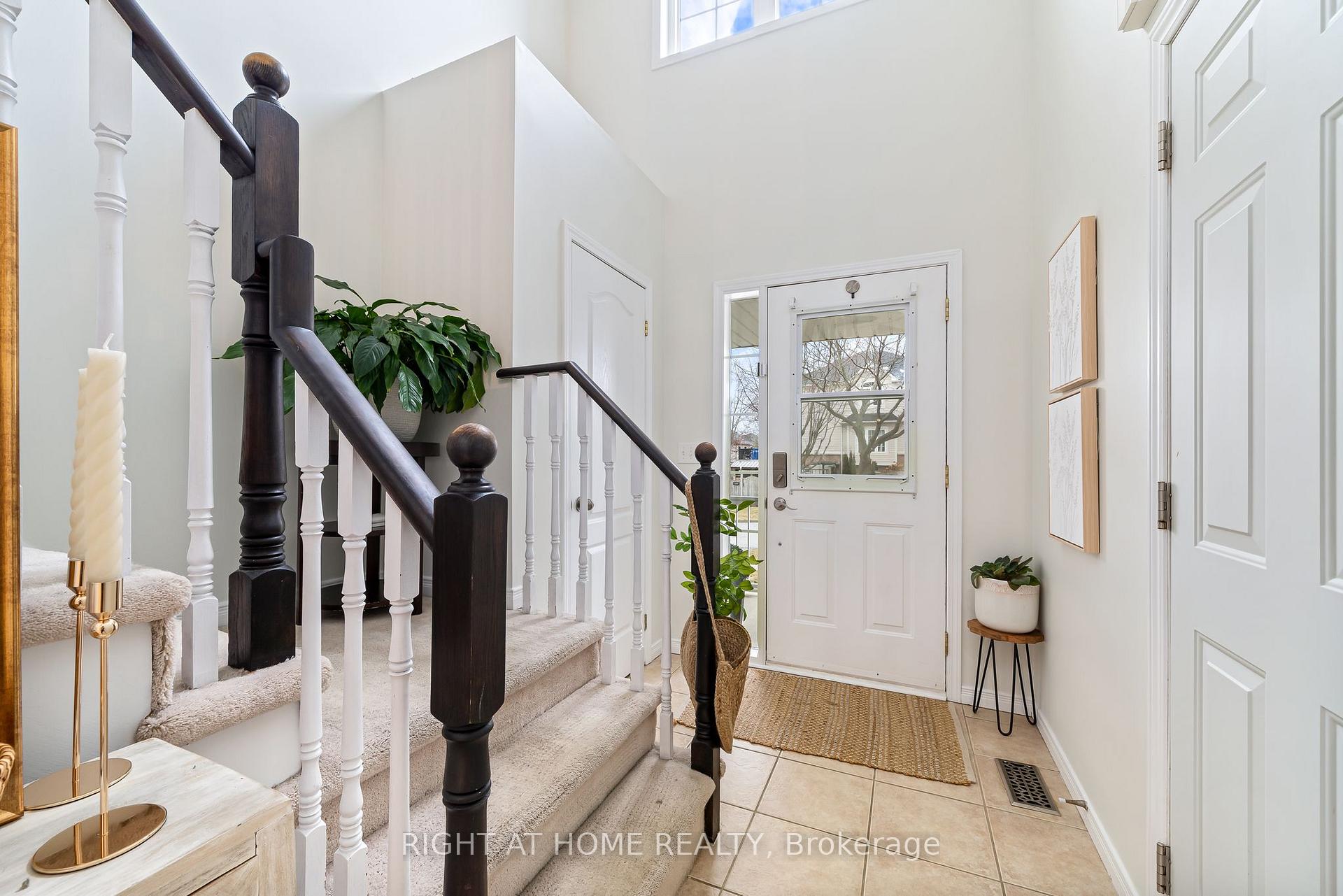 Photo 5 of 14 Dodds Square, Clarington, Bowmanville — HOMEH