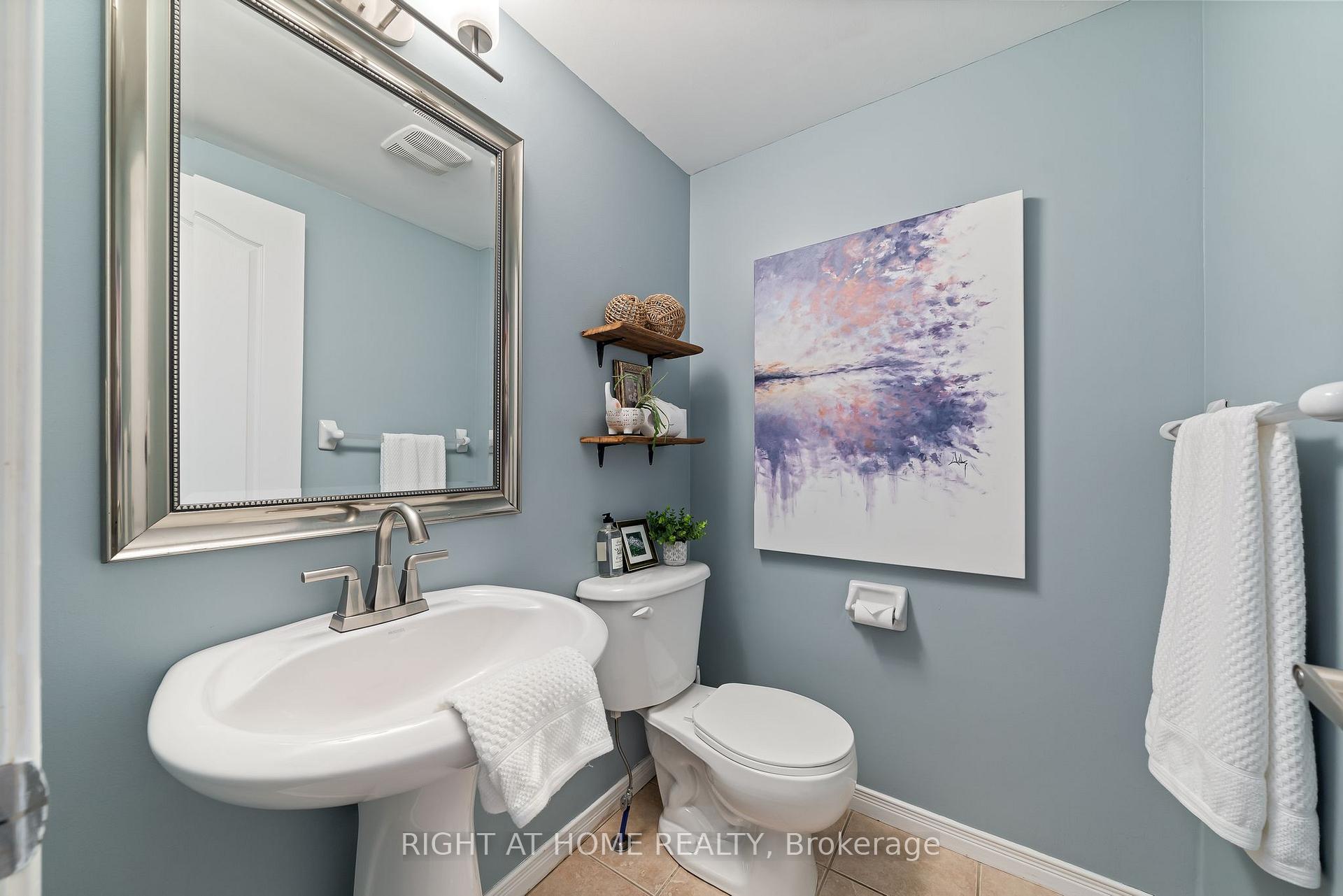 Photo 7 of 14 Dodds Square, Clarington, Bowmanville — HOMEH