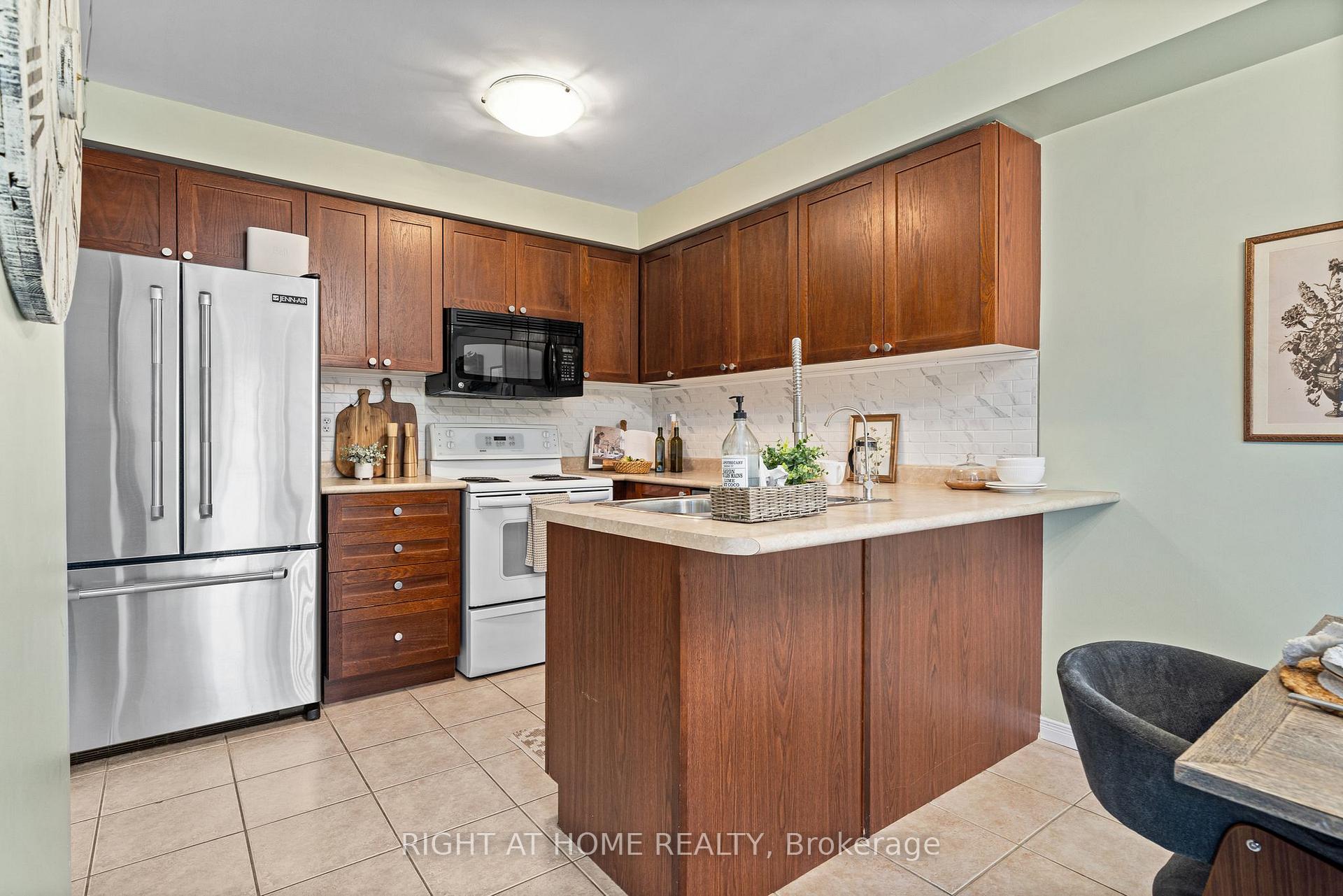 Photo 17 of 14 Dodds Square, Clarington, Bowmanville — HOMEH