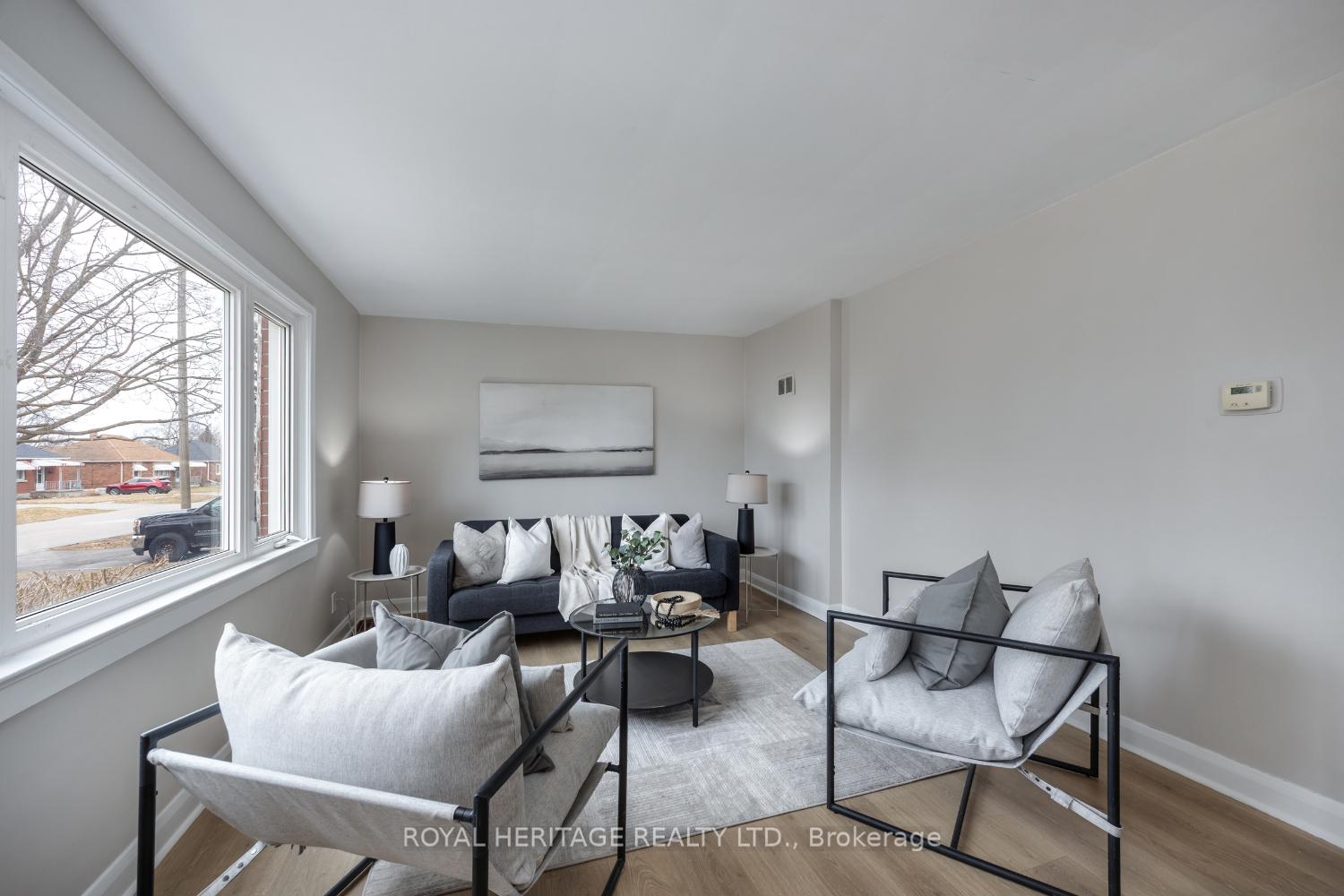 Photo 4 of 18 Orchardview Boulevard, Clarington, Bowmanville — HOMEH