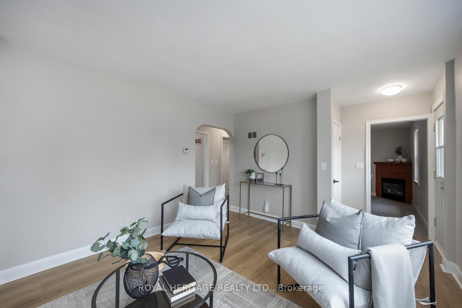 Photo 5 of 18 Orchardview Boulevard, Clarington, Bowmanville — HOMEH