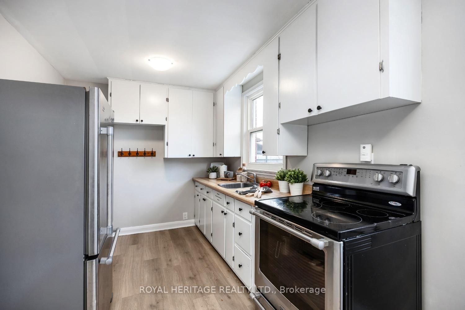 Photo 11 of 18 Orchardview Boulevard, Clarington, Bowmanville — HOMEH
