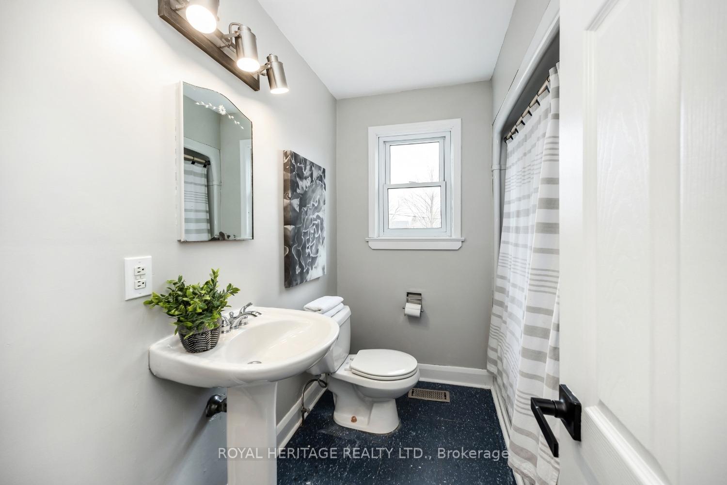 Photo 23 of 18 Orchardview Boulevard, Clarington, Bowmanville — HOMEH