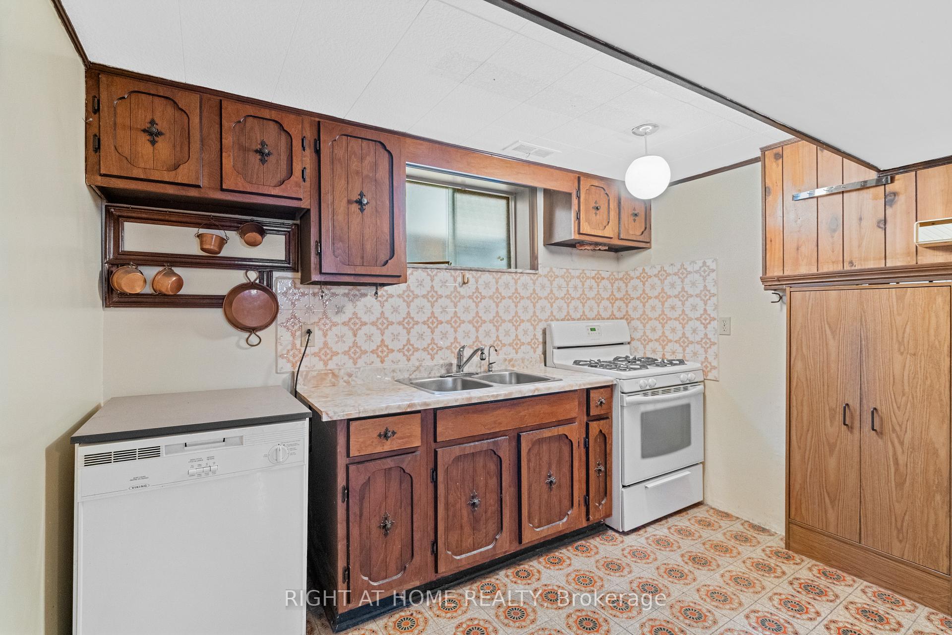 Photo 33 of 662 West 5th Street, Hamilton, Rolston — HOMEH