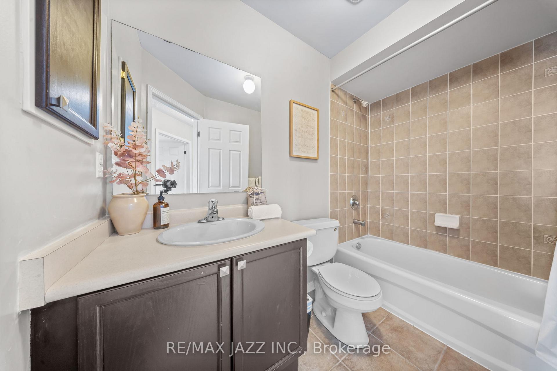 Photo 19 of 136 Dodds Square, Clarington, Bowmanville — HOMEH