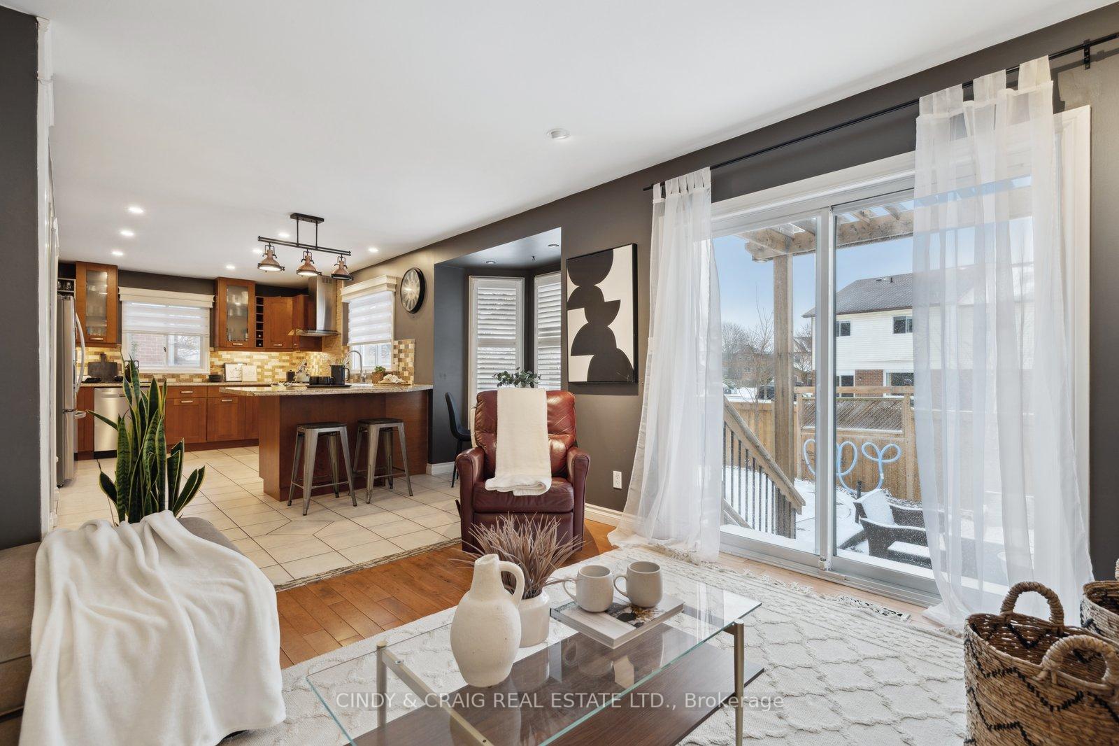 Photo 6 of 110 Homefield Square, Clarington, Courtice — HOMEH