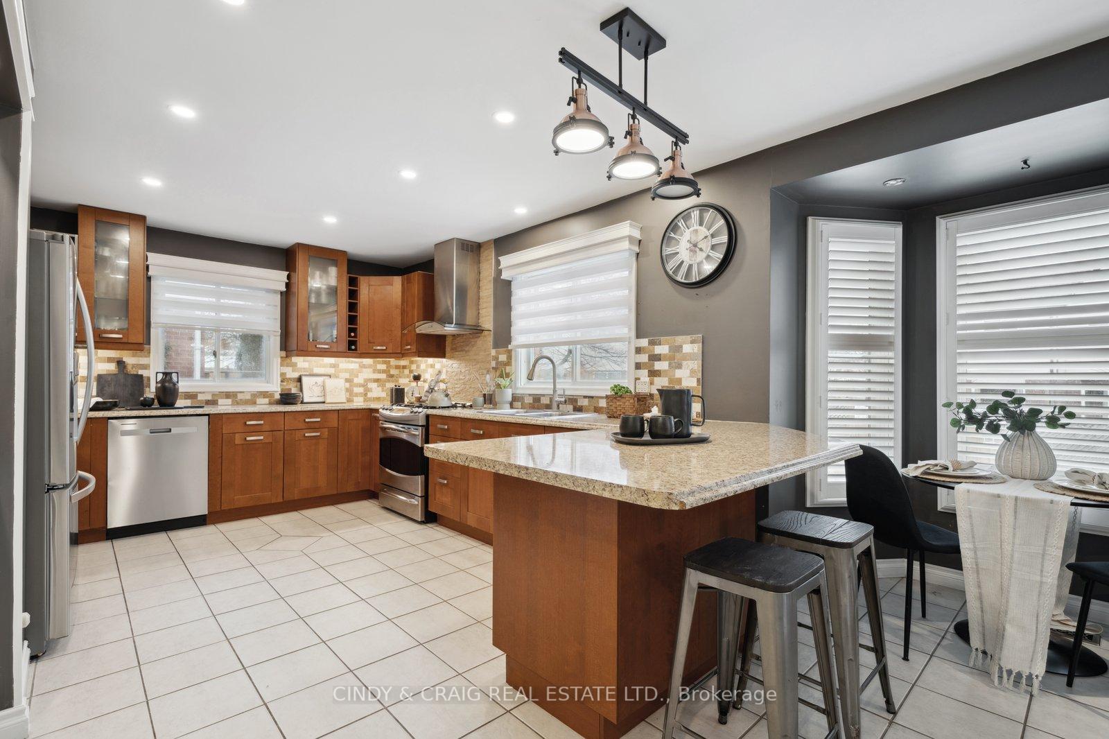 Photo 8 of 110 Homefield Square, Clarington, Courtice — HOMEH