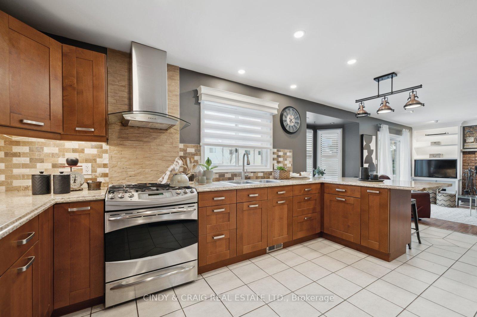 Photo 9 of 110 Homefield Square, Clarington, Courtice — HOMEH
