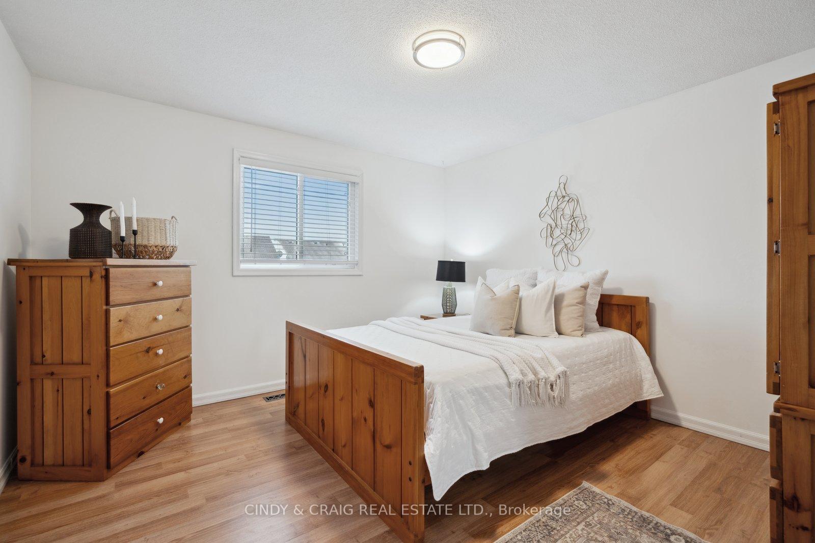Photo 13 of 110 Homefield Square, Clarington, Courtice — HOMEH