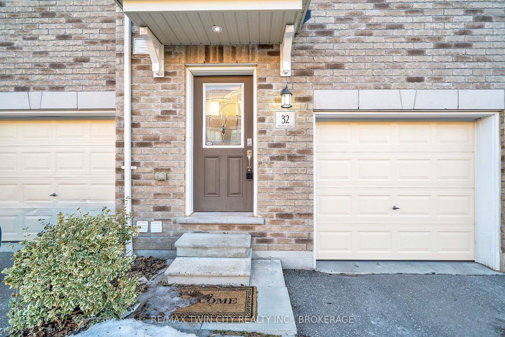 Photo 2 of 32 Markham Trail, Clarington, Bowmanville — HOMEH