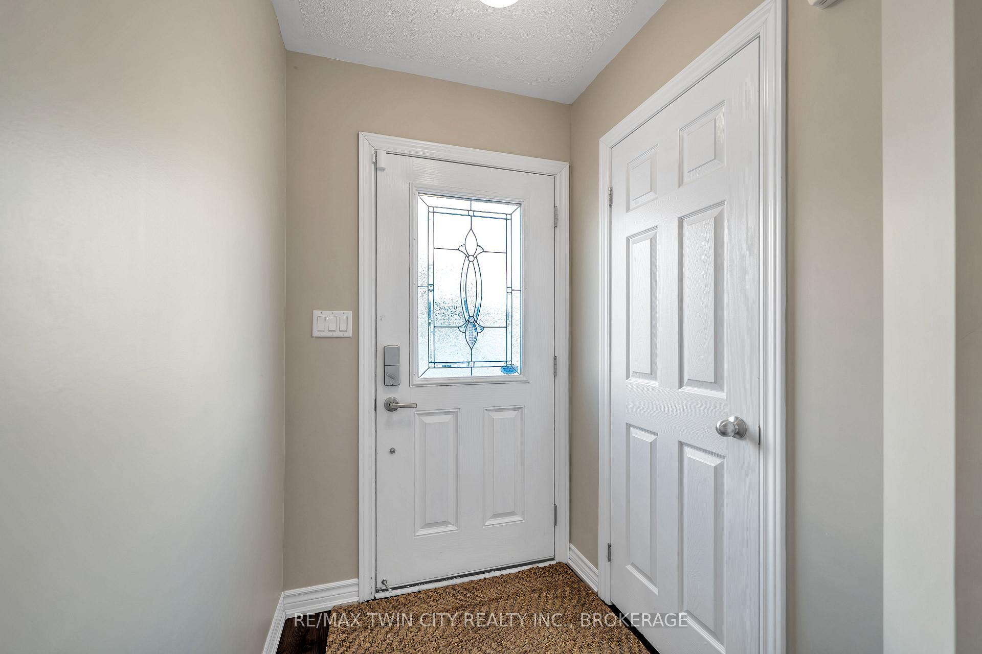Photo 3 of 32 Markham Trail, Clarington, Bowmanville — HOMEH