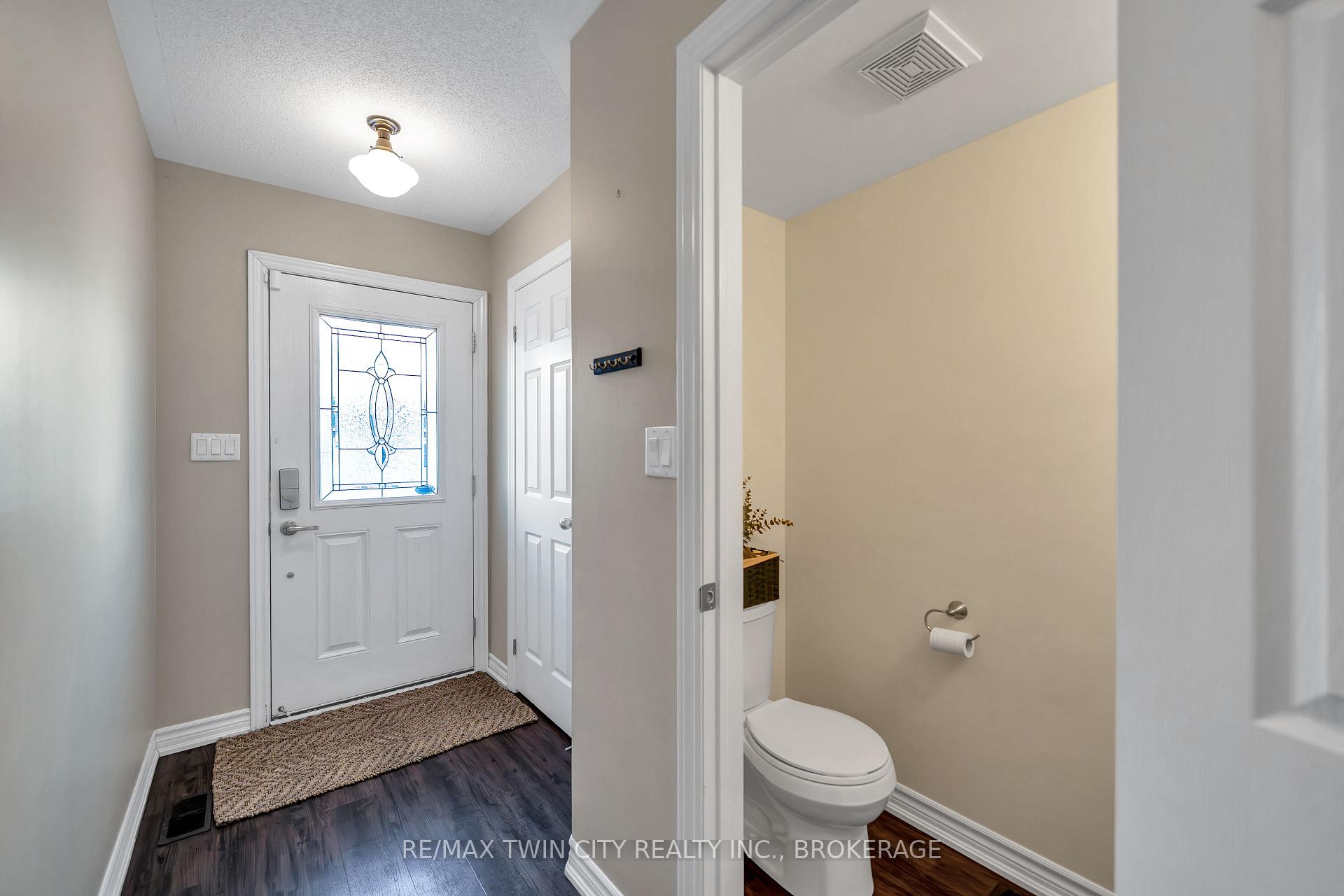 Photo 4 of 32 Markham Trail, Clarington, Bowmanville — HOMEH