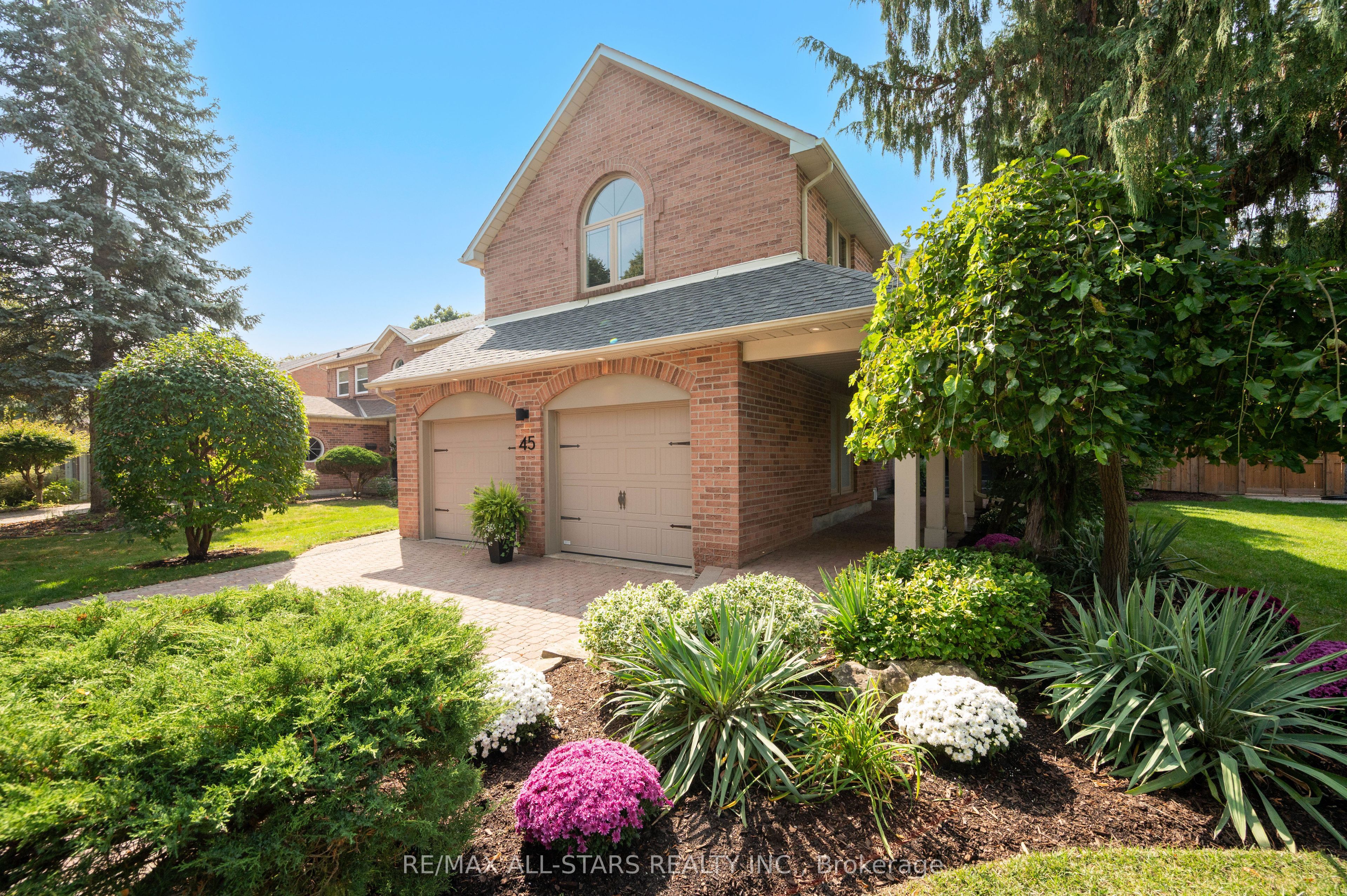 Photo 2 of 45 Rosemead Close, Markham, Unionville — HOMEH