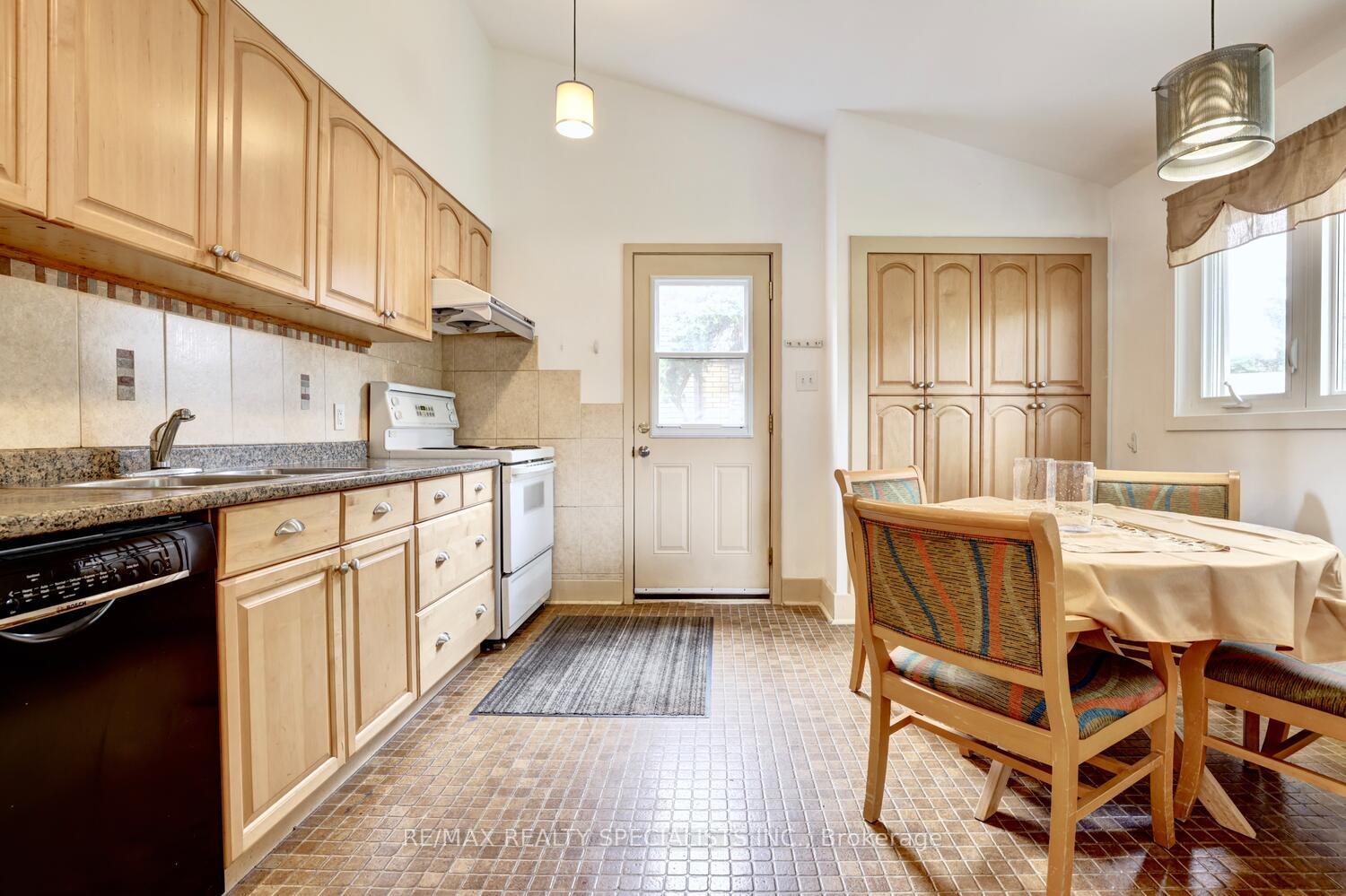 Photo 11 of 19 Verona Place, Hamilton, Buchanan — HOMEH