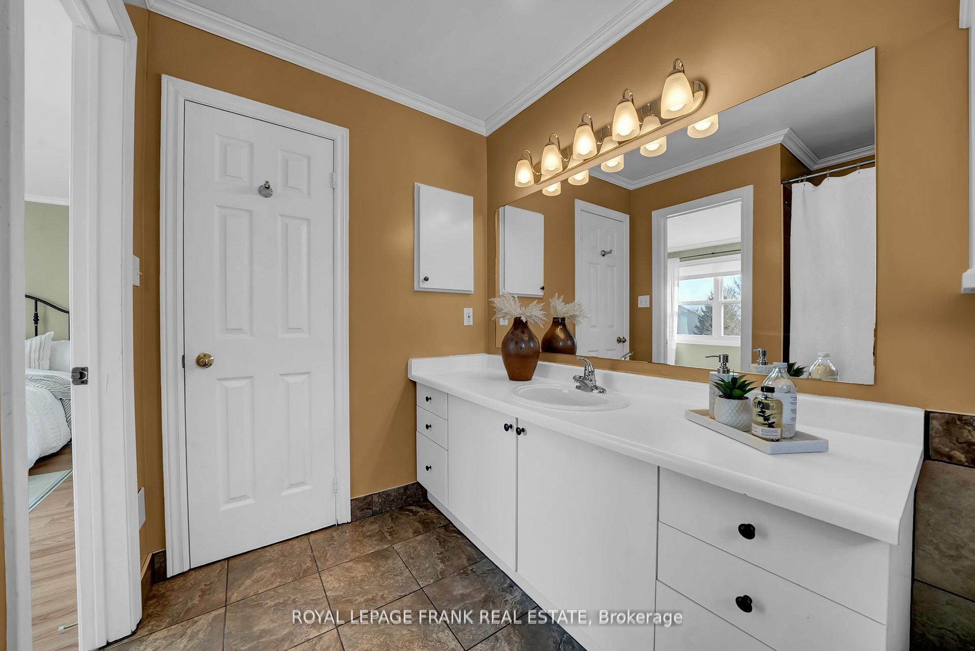 Photo 15 of 49 Hearthstone Crescent, Clarington, Courtice — HOMEH
