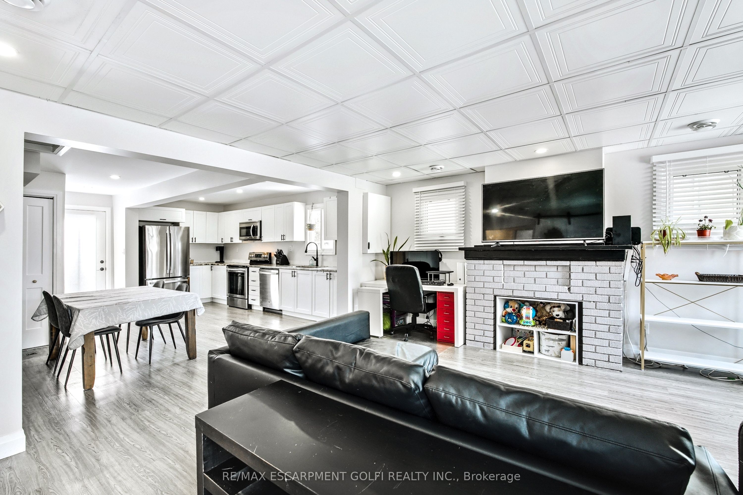 Photo 37 of 27 Grapeview Drive, St. Catharines, Grapeview — HOMEH