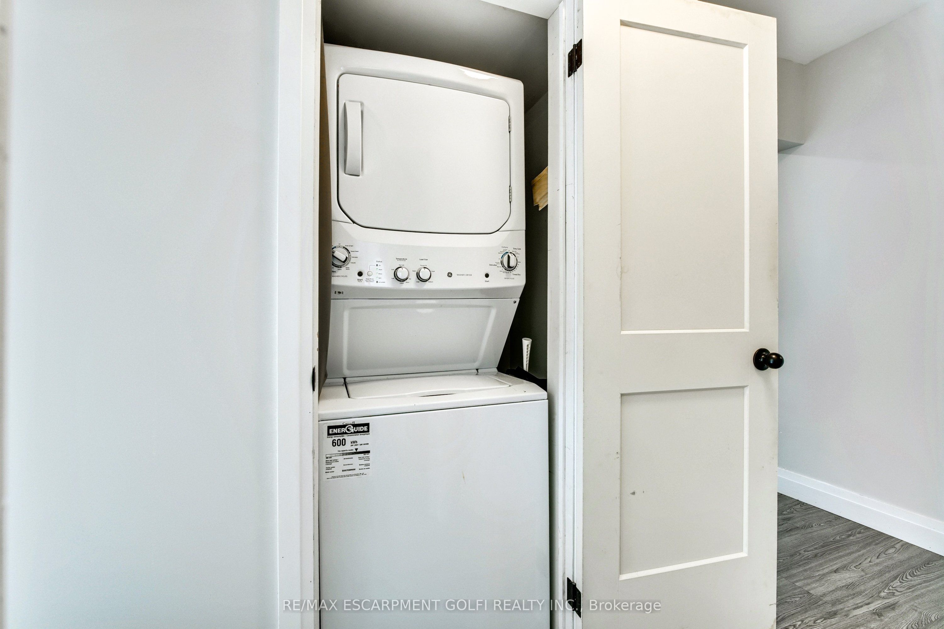 Photo 57 of 27 Grapeview Drive, St. Catharines, Grapeview — HOMEH