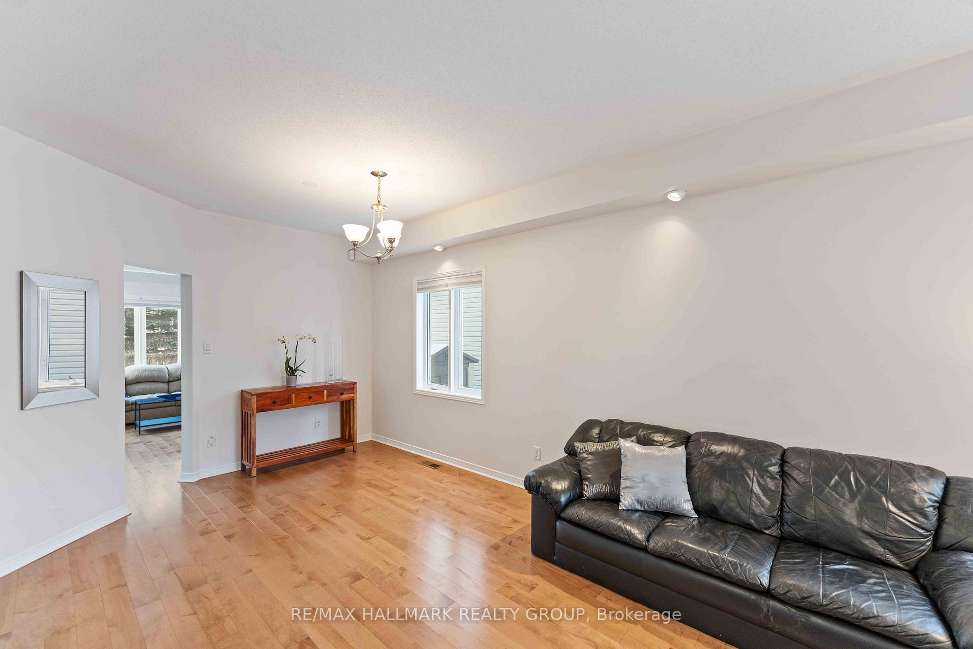 Photo 3 of 16 Whitestone Drive, Ottawa, Central Park — HOMEH