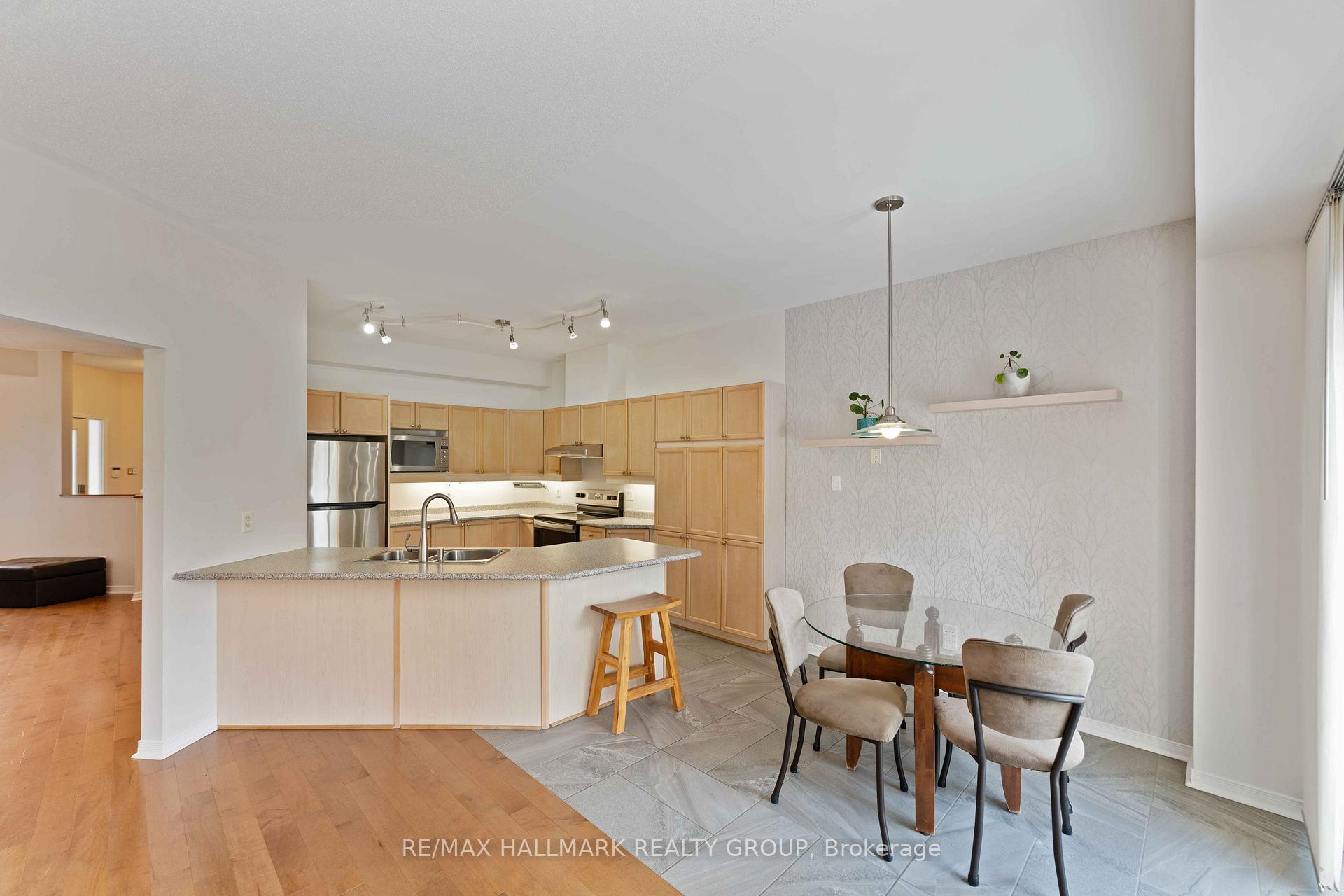 Photo 18 of 16 Whitestone Drive, Ottawa, Central Park — HOMEH