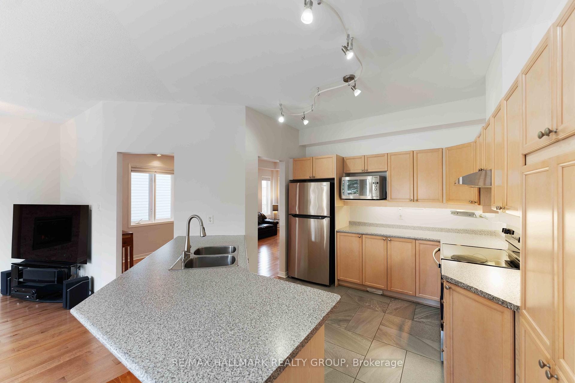 Photo 6 of 16 Whitestone Drive, Ottawa, Central Park — HOMEH