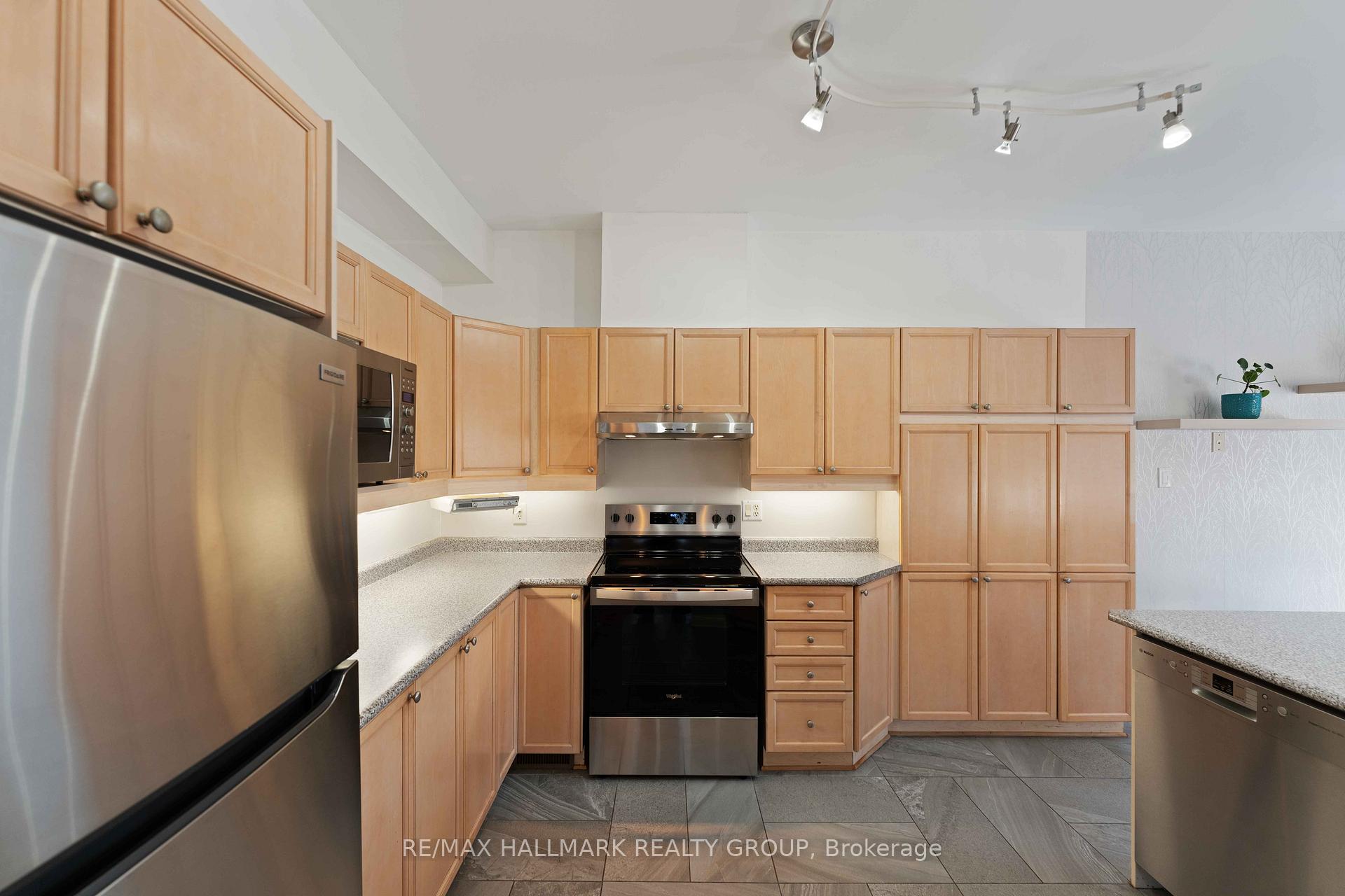 Photo 8 of 16 Whitestone Drive, Ottawa, Central Park — HOMEH