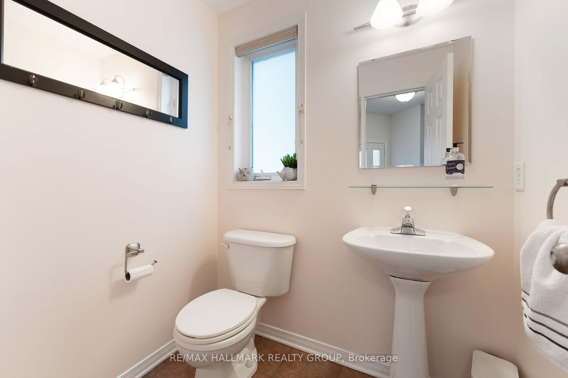 Photo 4 of 16 Whitestone Drive, Ottawa, Central Park — HOMEH