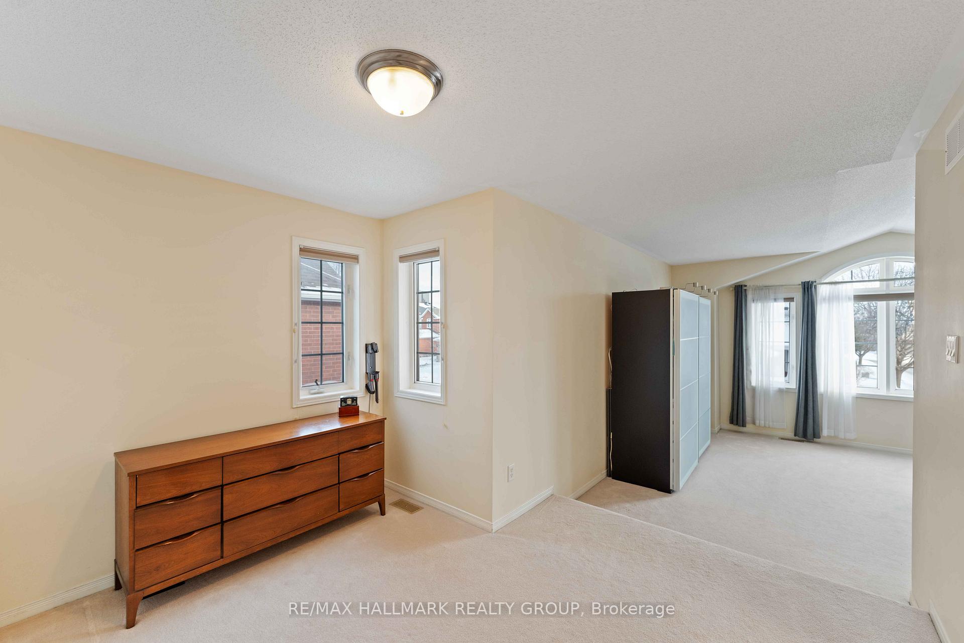 Photo 11 of 16 Whitestone Drive, Ottawa, Central Park — HOMEH