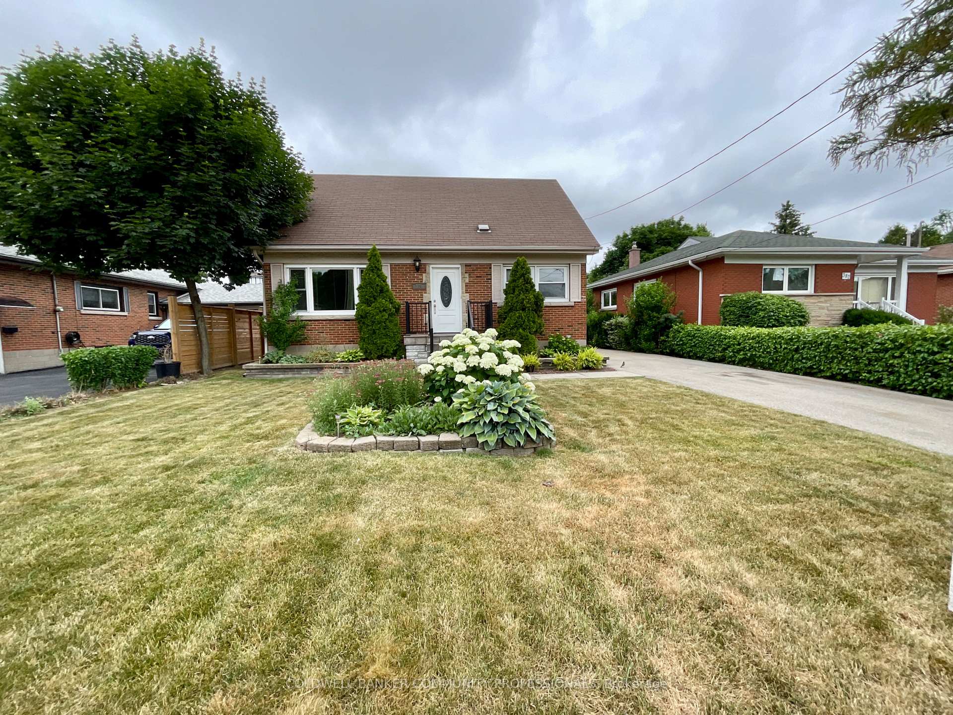Photo 2 of 384 Upper Kenilworth Avenue, Hamilton, Huntington — HOMEH
