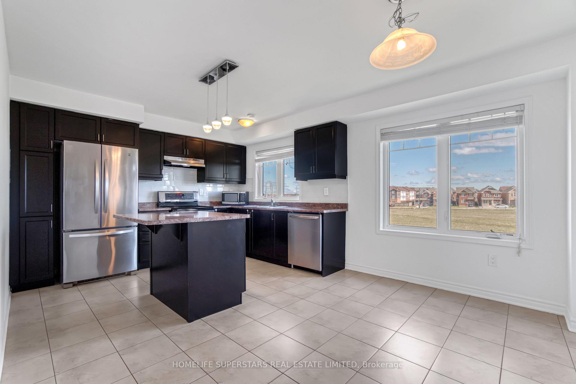 Photo 10 of 72 Bannister Crescent, Brampton, Northwest Brampton — HOMEH