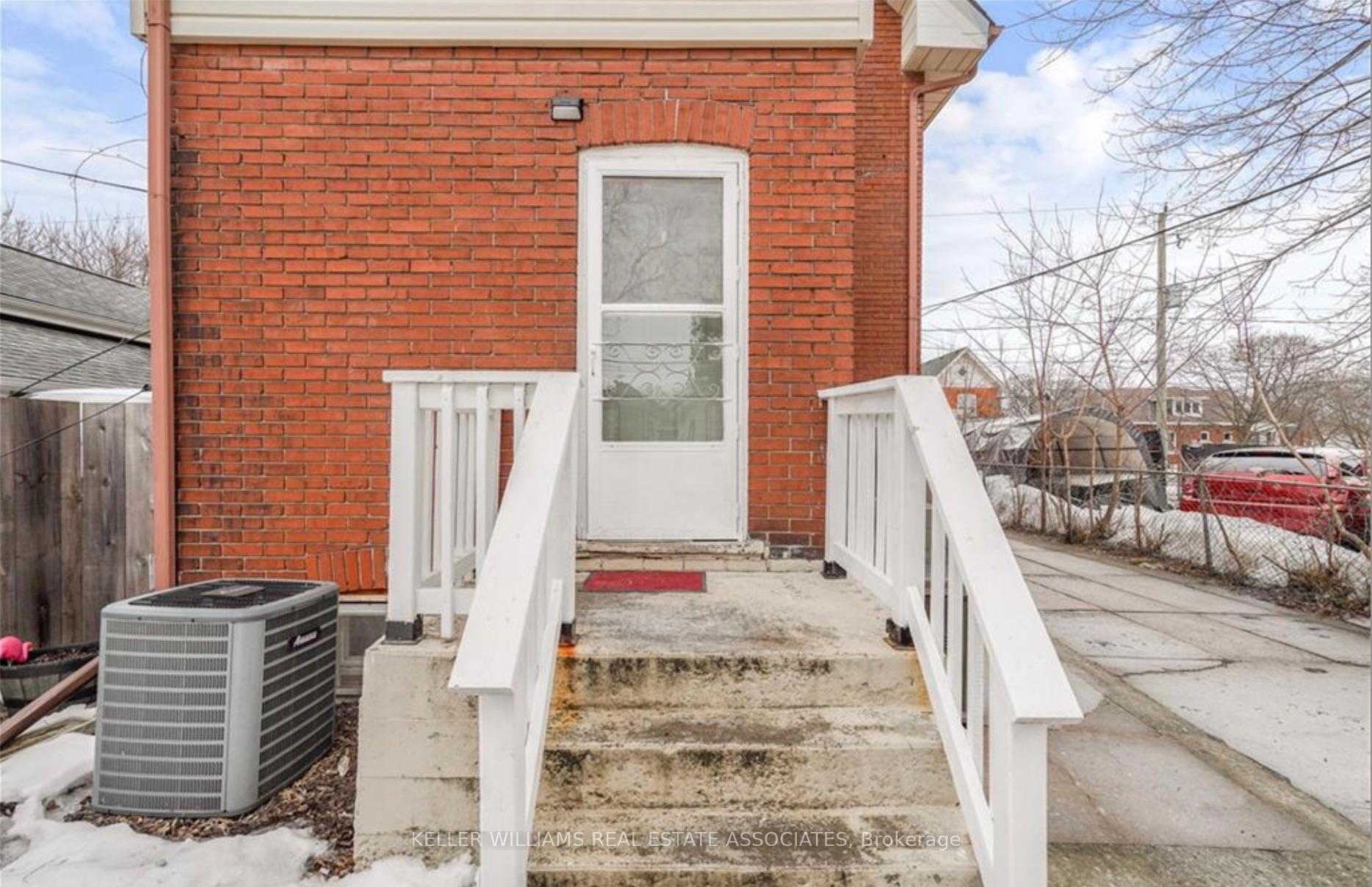 Photo 5 of Unit 2, 212 Sheridan Street, Brant, Brantford Twp — HOMEH