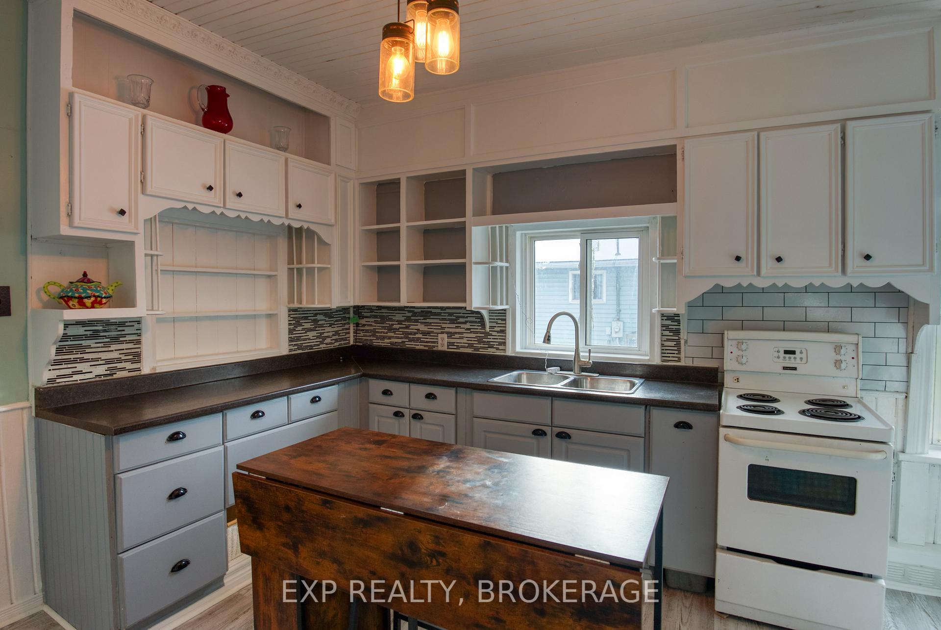 Photo 5 of 10933 Road 38, Frontenac, Frontenac Centre — HOMEH