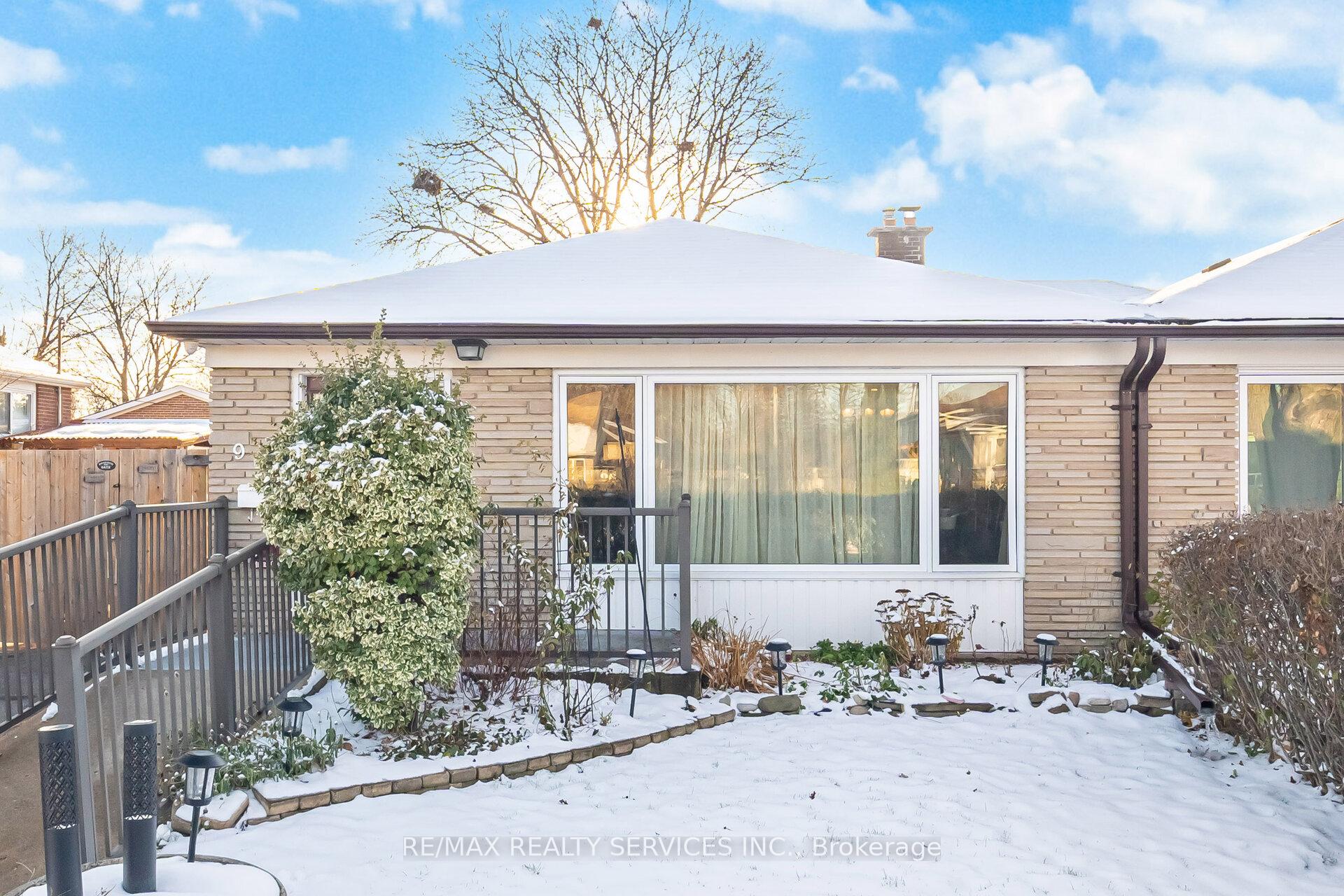 Photo 1 of 9 Aintree Crescent, Brampton, Avondale — HOMEH