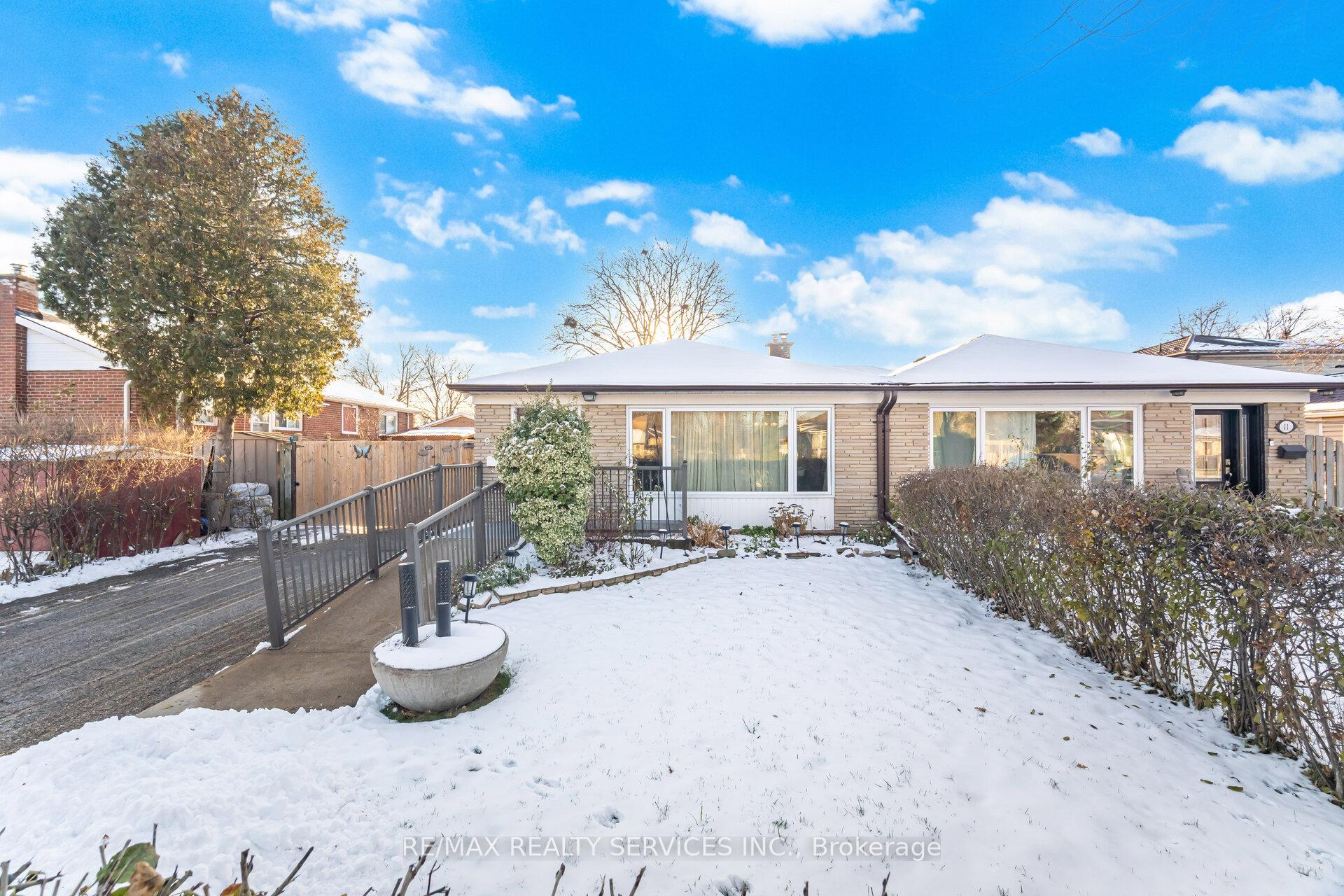 Photo 3 of 9 Aintree Crescent, Brampton, Avondale — HOMEH