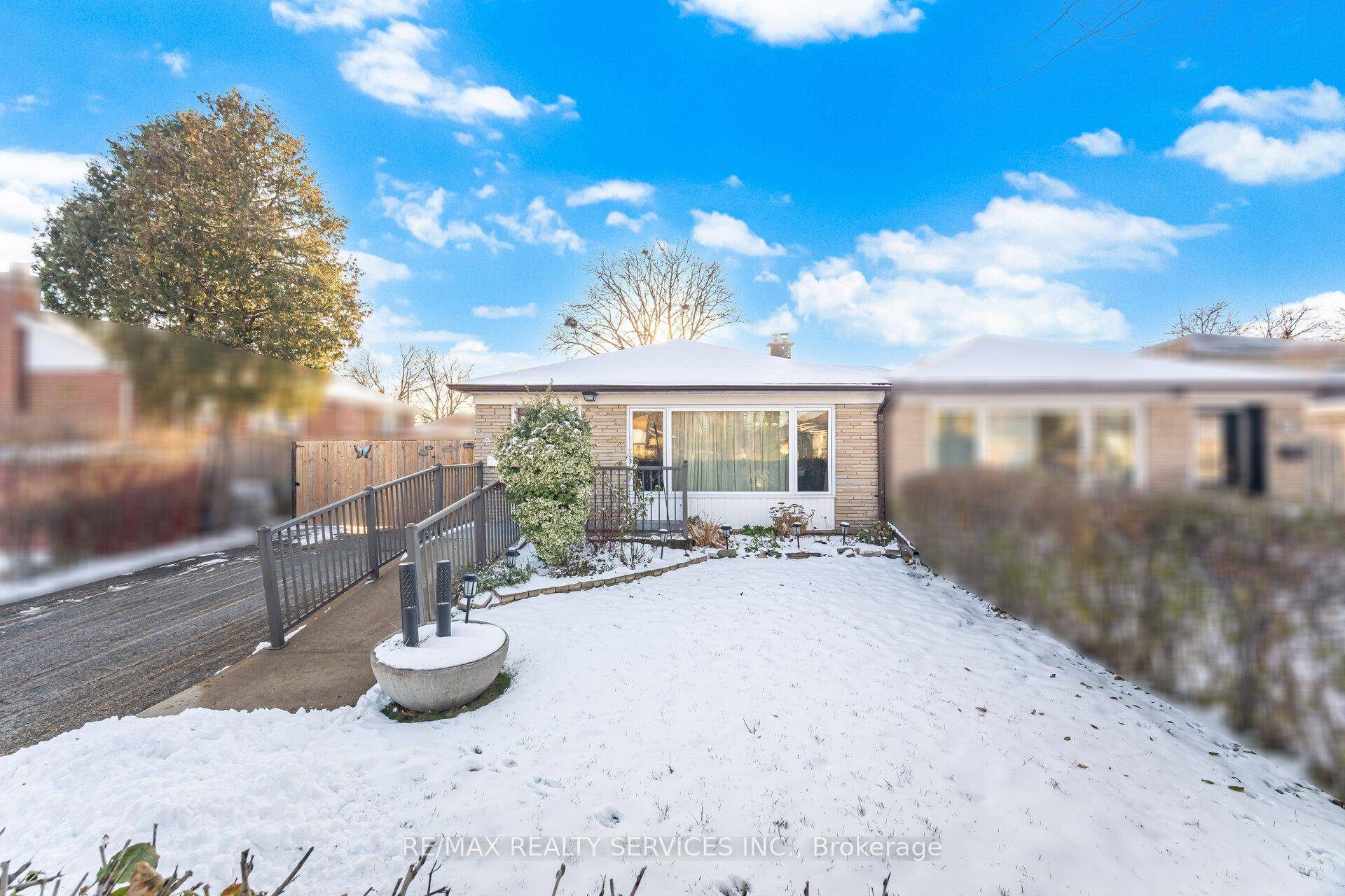 Photo 2 of 9 Aintree Crescent, Brampton, Avondale — HOMEH