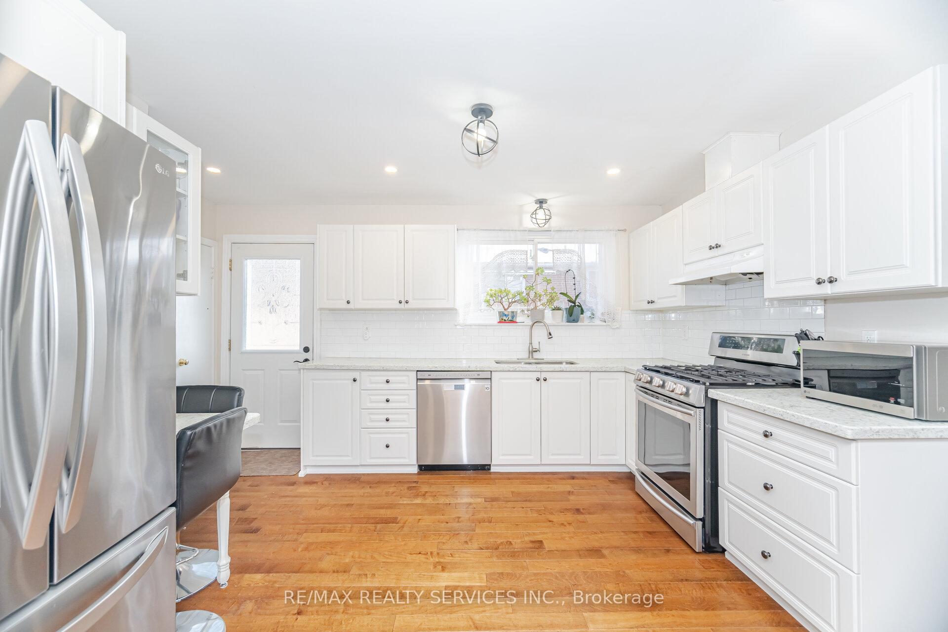 Photo 10 of 9 Aintree Crescent, Brampton, Avondale — HOMEH