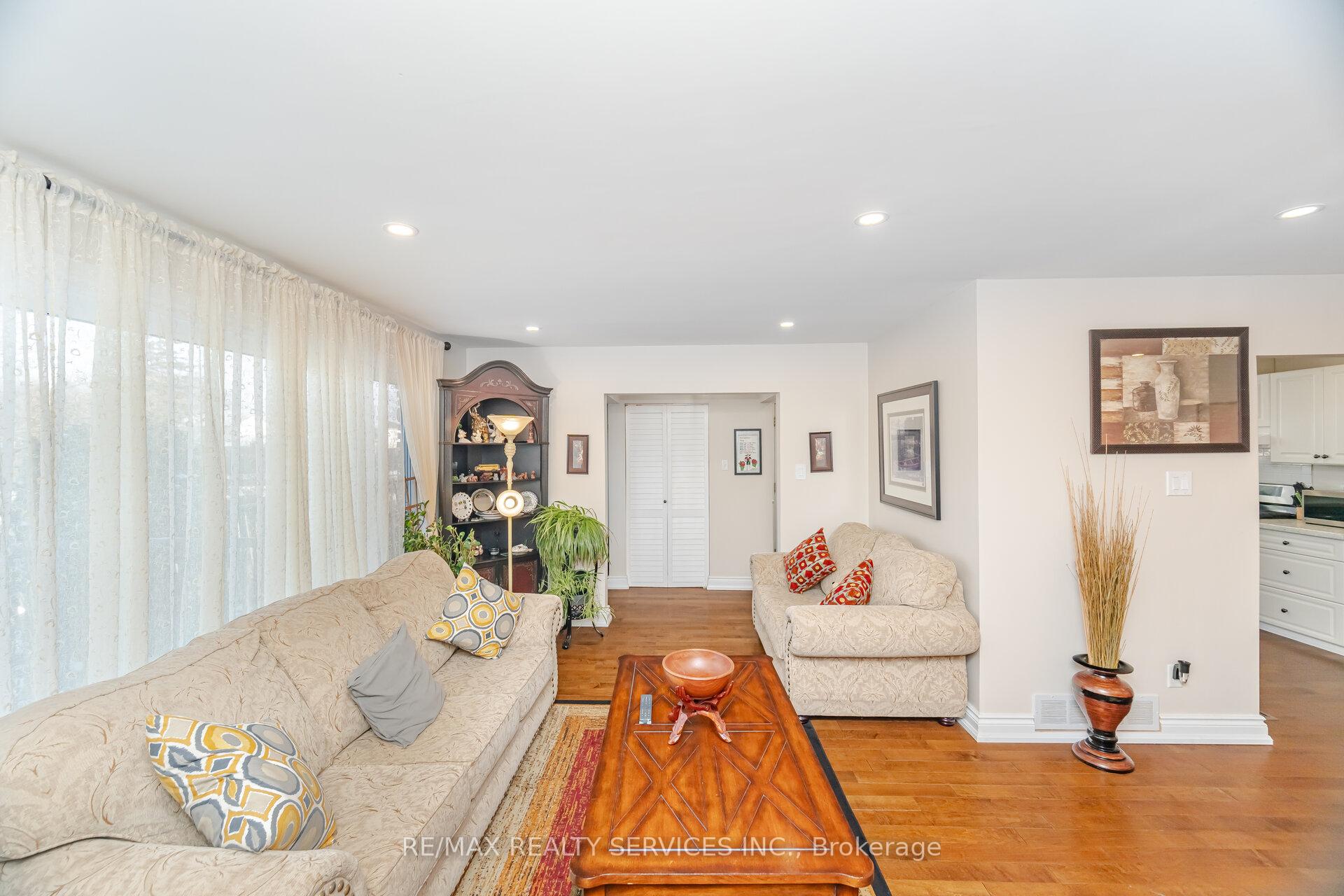 Photo 13 of 9 Aintree Crescent, Brampton, Avondale — HOMEH