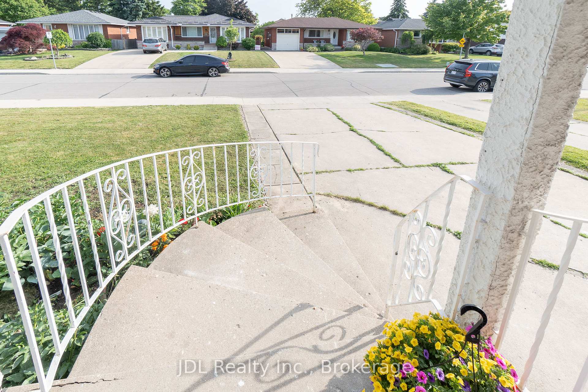Photo 4 of 121 Delmar Drive, Hamilton, Buchanan — HOMEH
