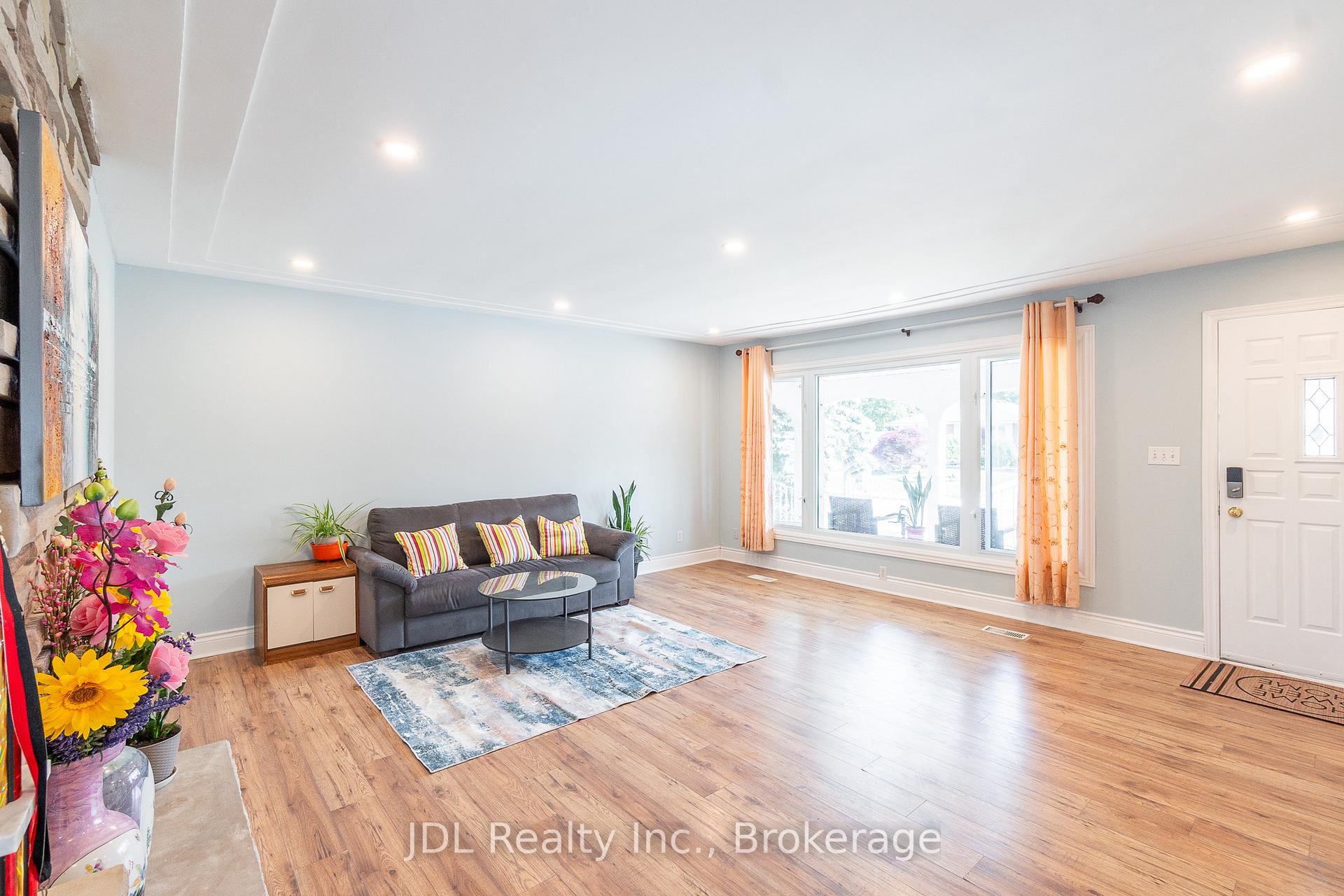 Photo 5 of 121 Delmar Drive, Hamilton, Buchanan — HOMEH