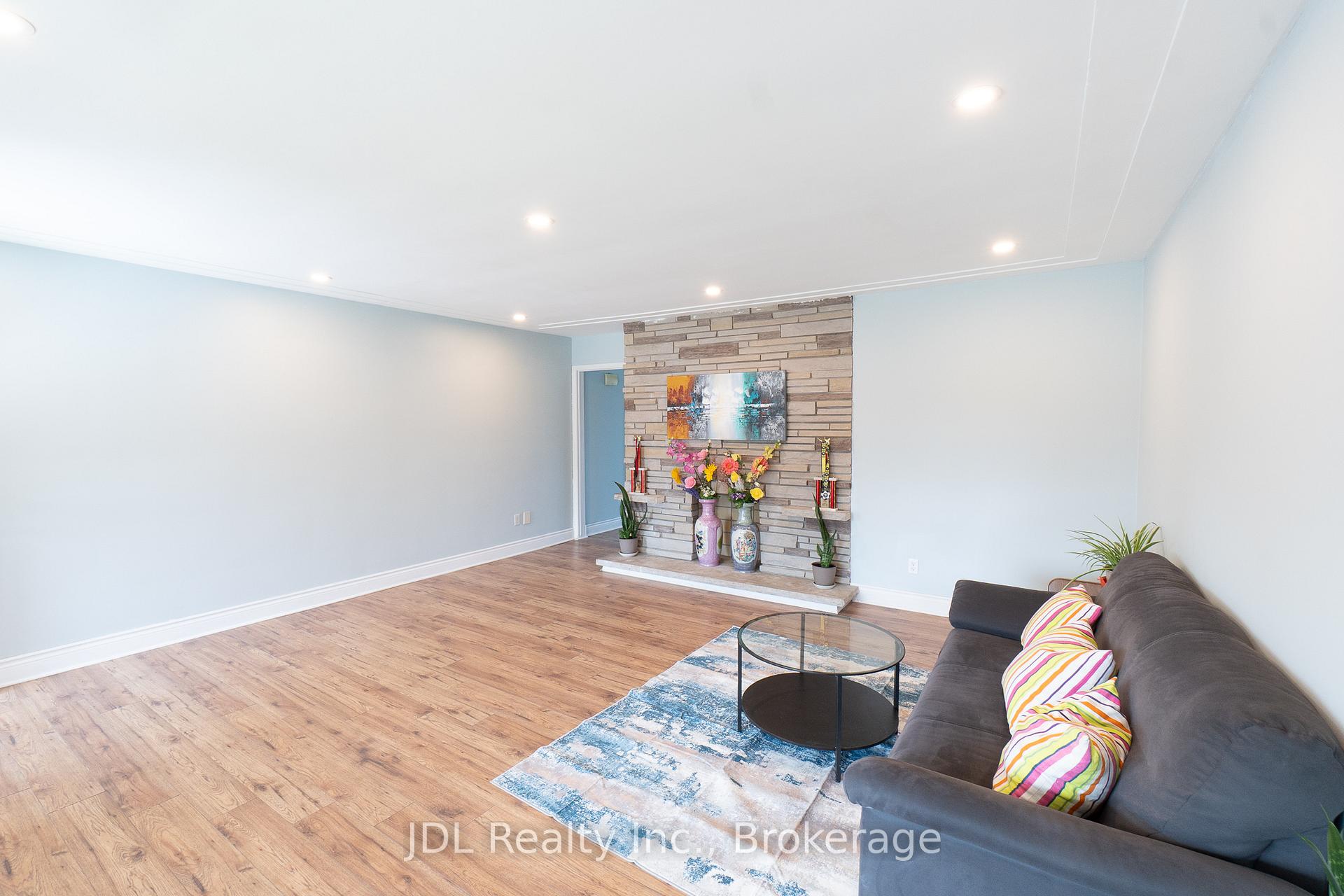 Photo 6 of 121 Delmar Drive, Hamilton, Buchanan — HOMEH
