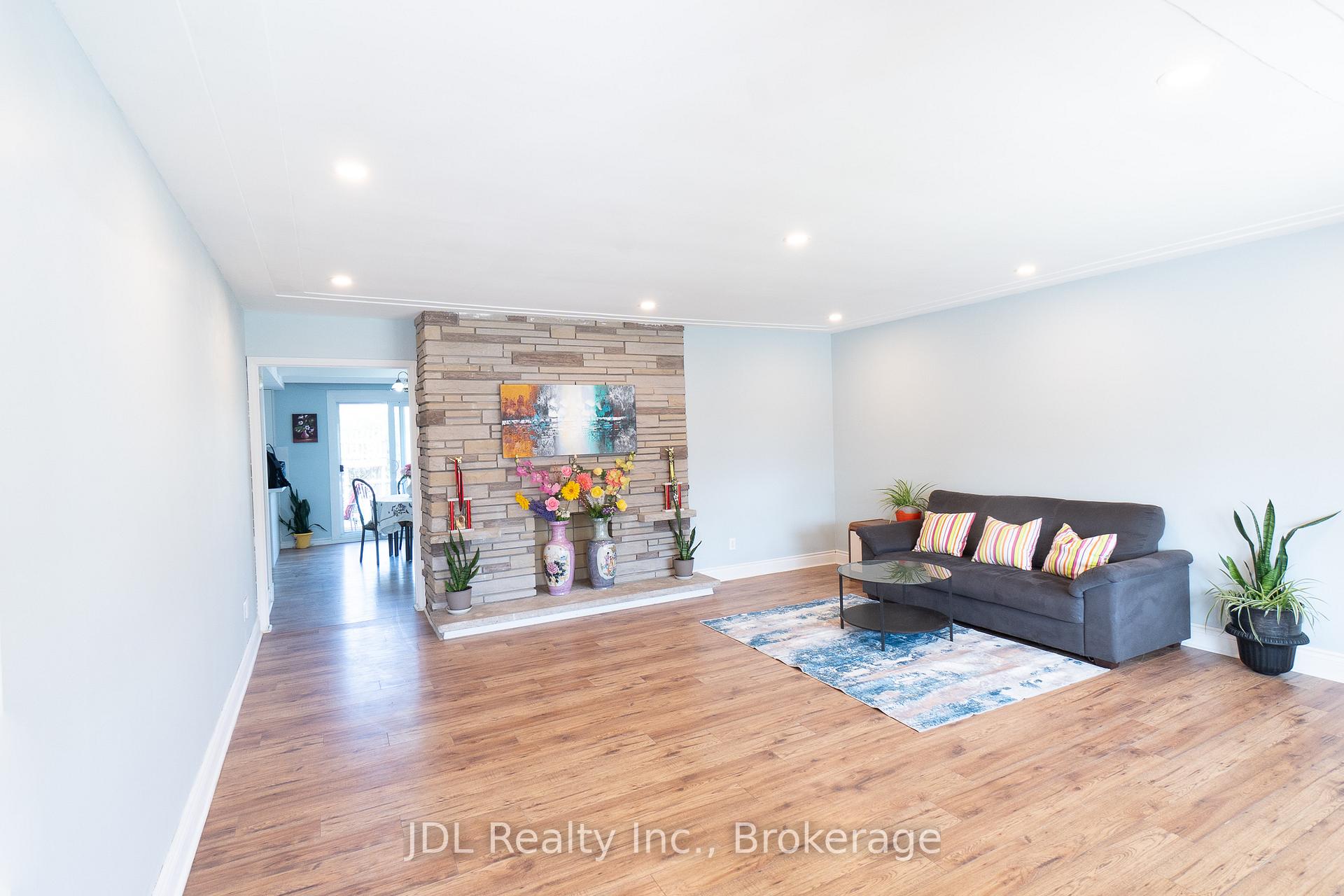 Photo 7 of 121 Delmar Drive, Hamilton, Buchanan — HOMEH