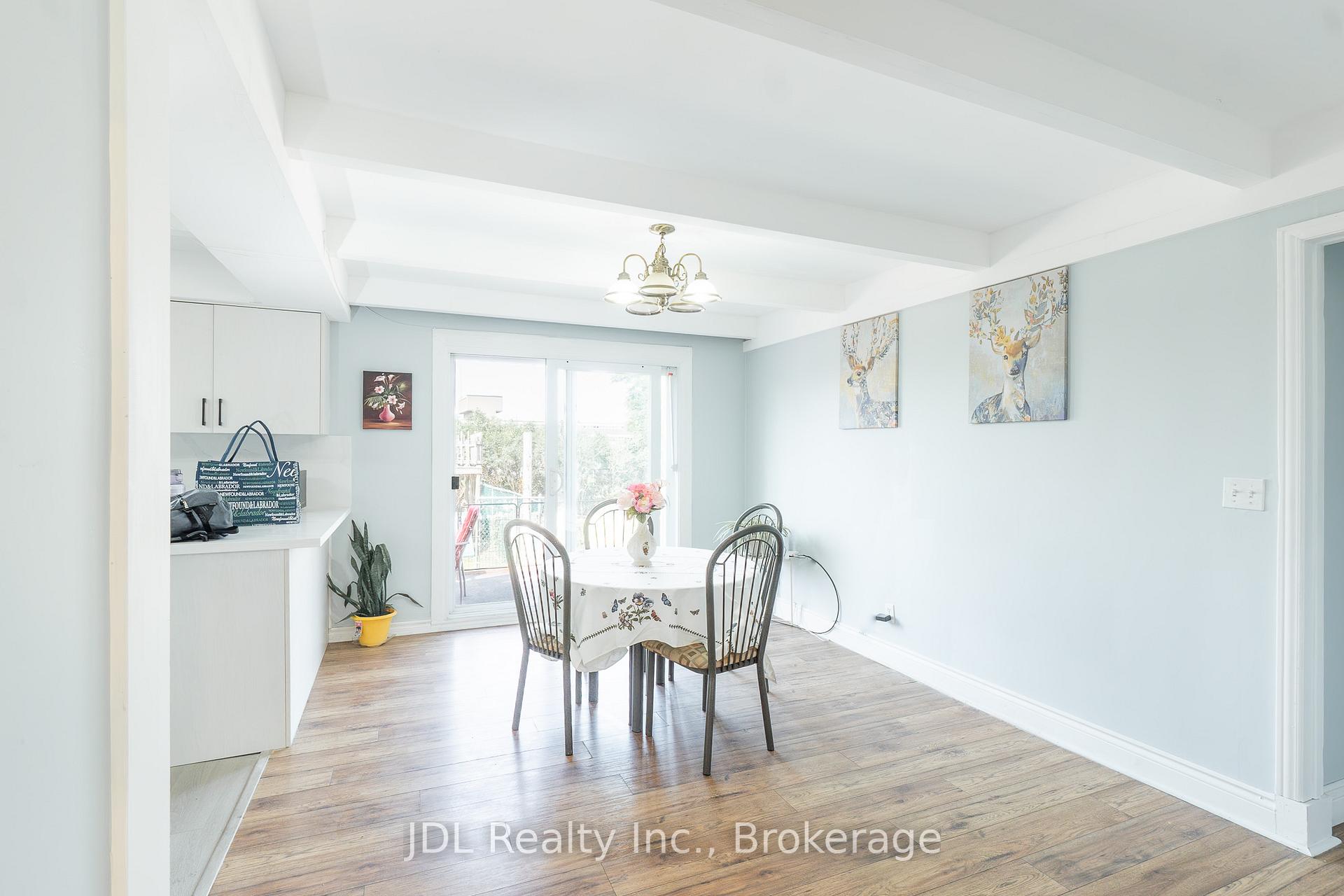 Photo 8 of 121 Delmar Drive, Hamilton, Buchanan — HOMEH