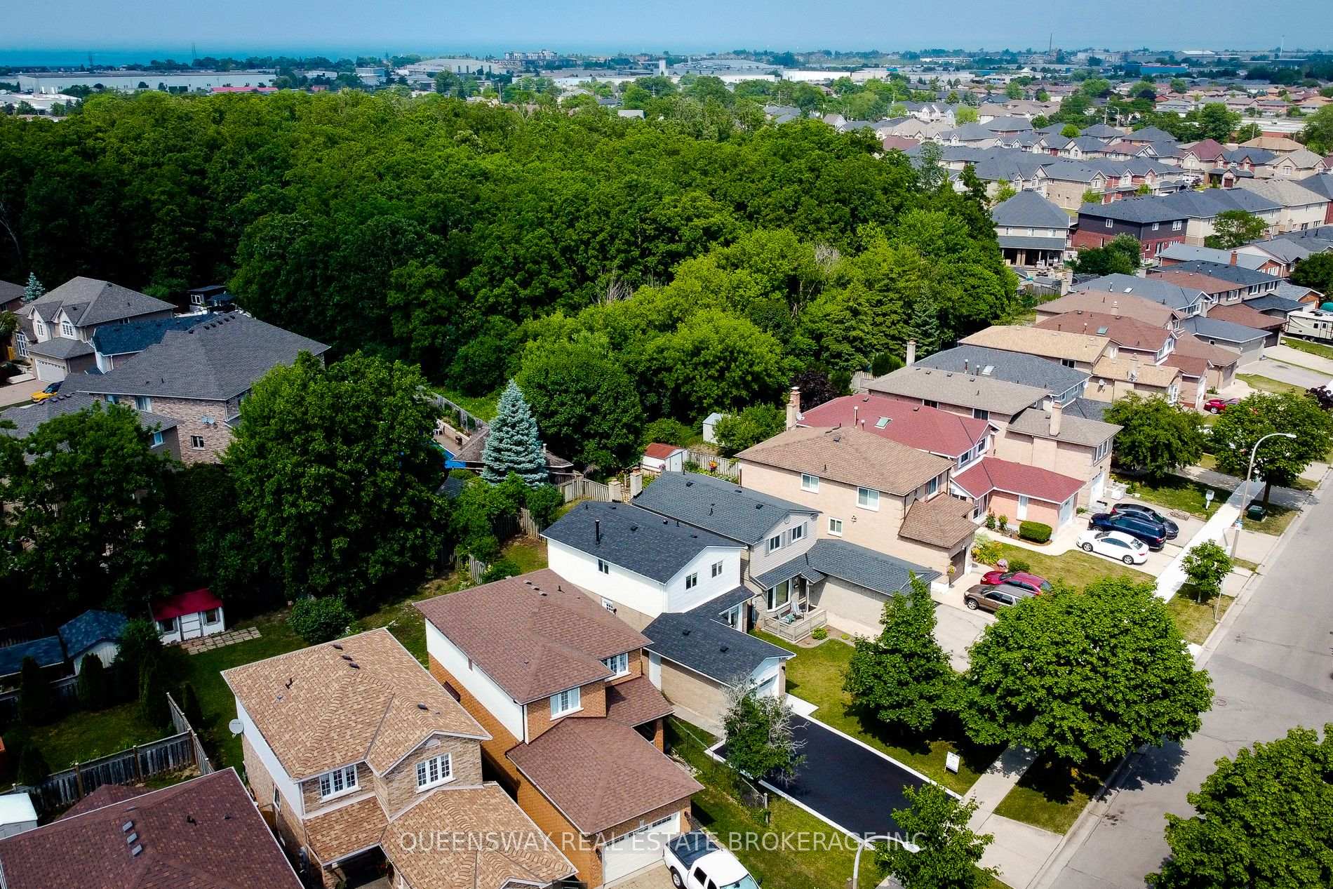 Photo 2 of 142 Macintosh Drive, Hamilton, Stoney Creek — HOMEH