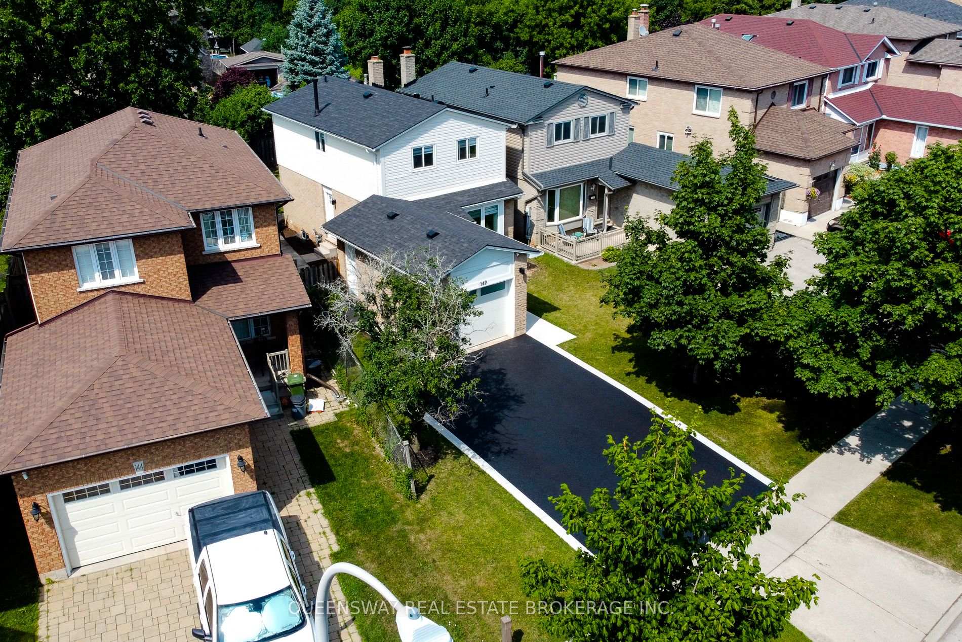 Photo 3 of 142 Macintosh Drive, Hamilton, Stoney Creek — HOMEH