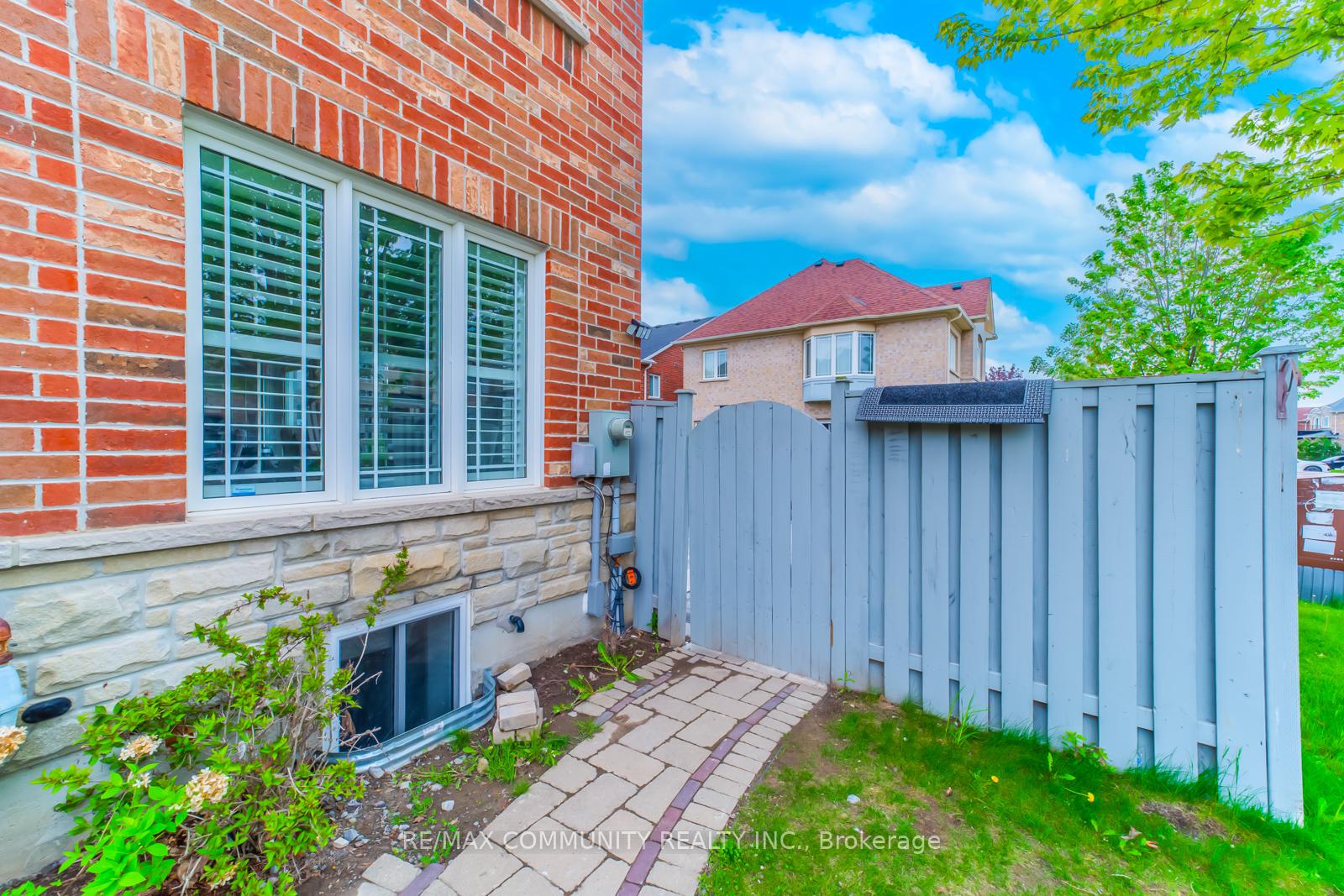 Photo 2 of 3 Sivyer Crescent, Ajax, Northeast Ajax — HOMEH